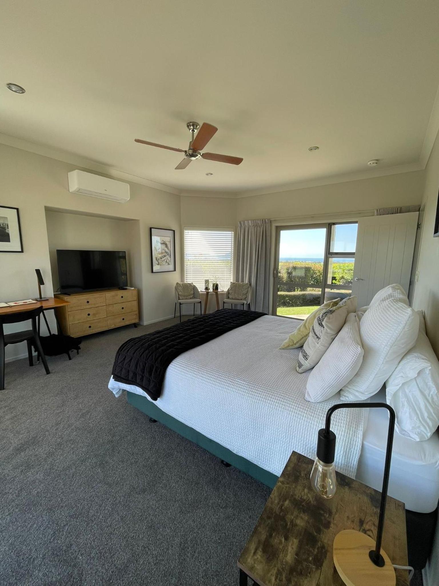 Deluxe King Suite - Photo 3