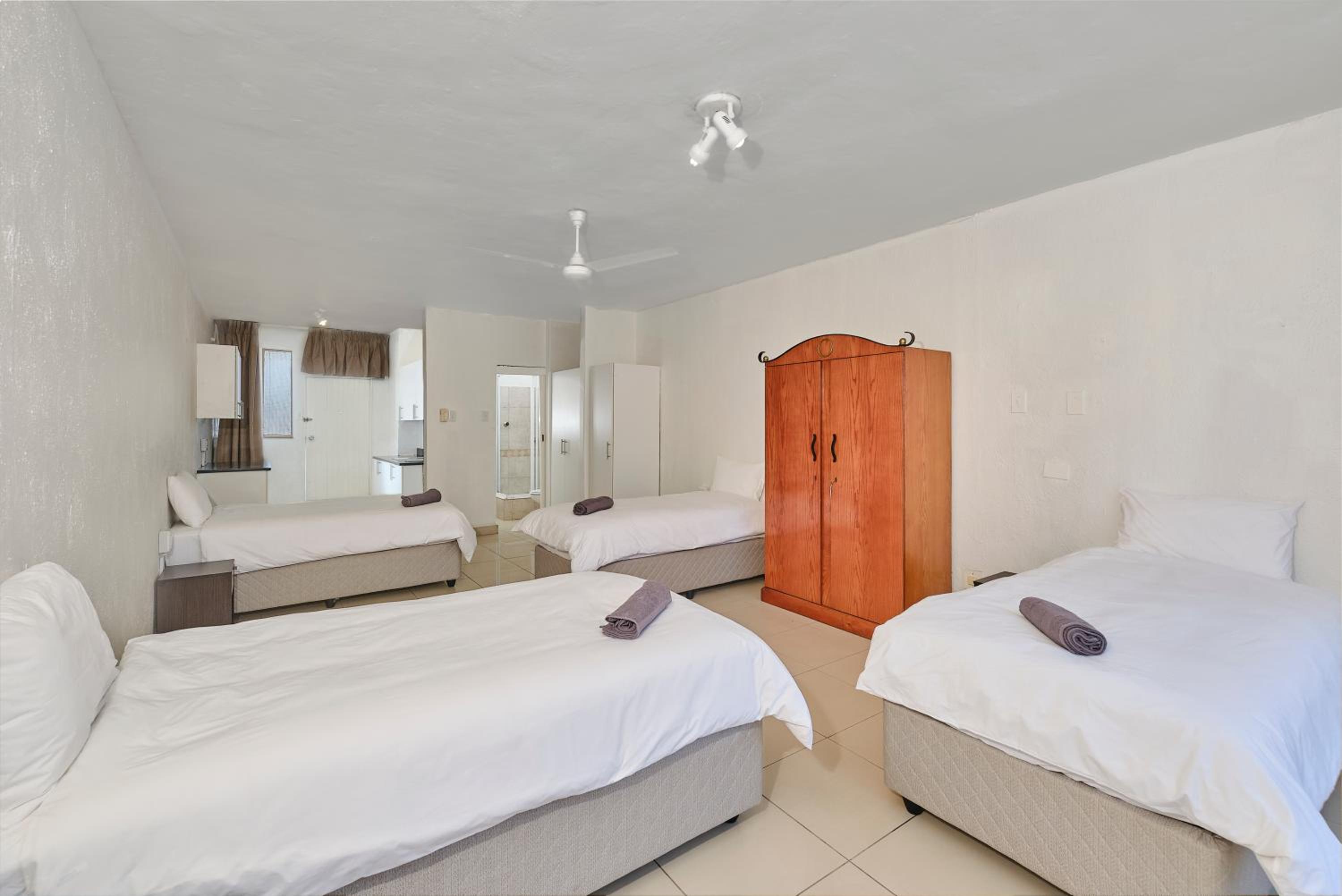 Bed in 4-Bed Male Dormitory Room photo 1