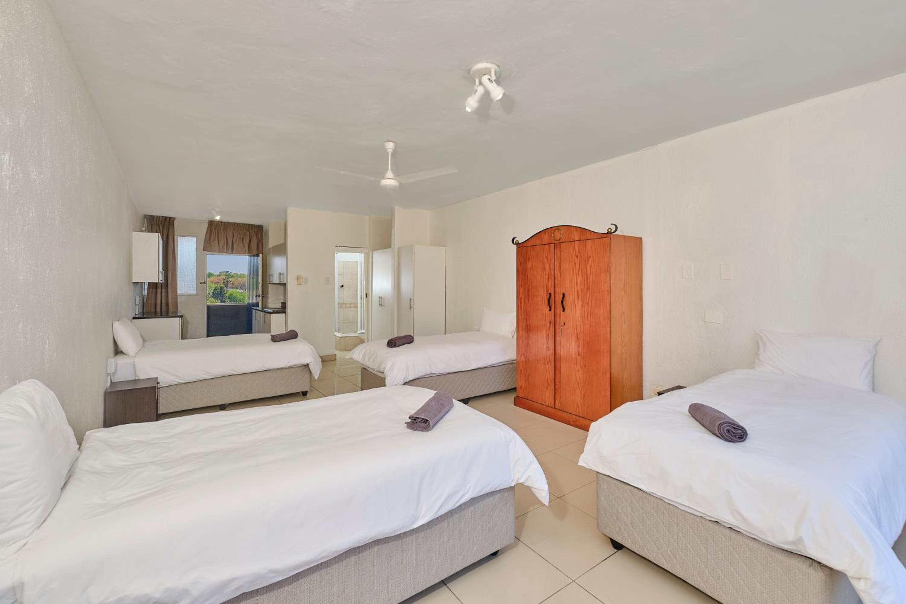 Bed in 4-Bed Male Dormitory Room photo 3