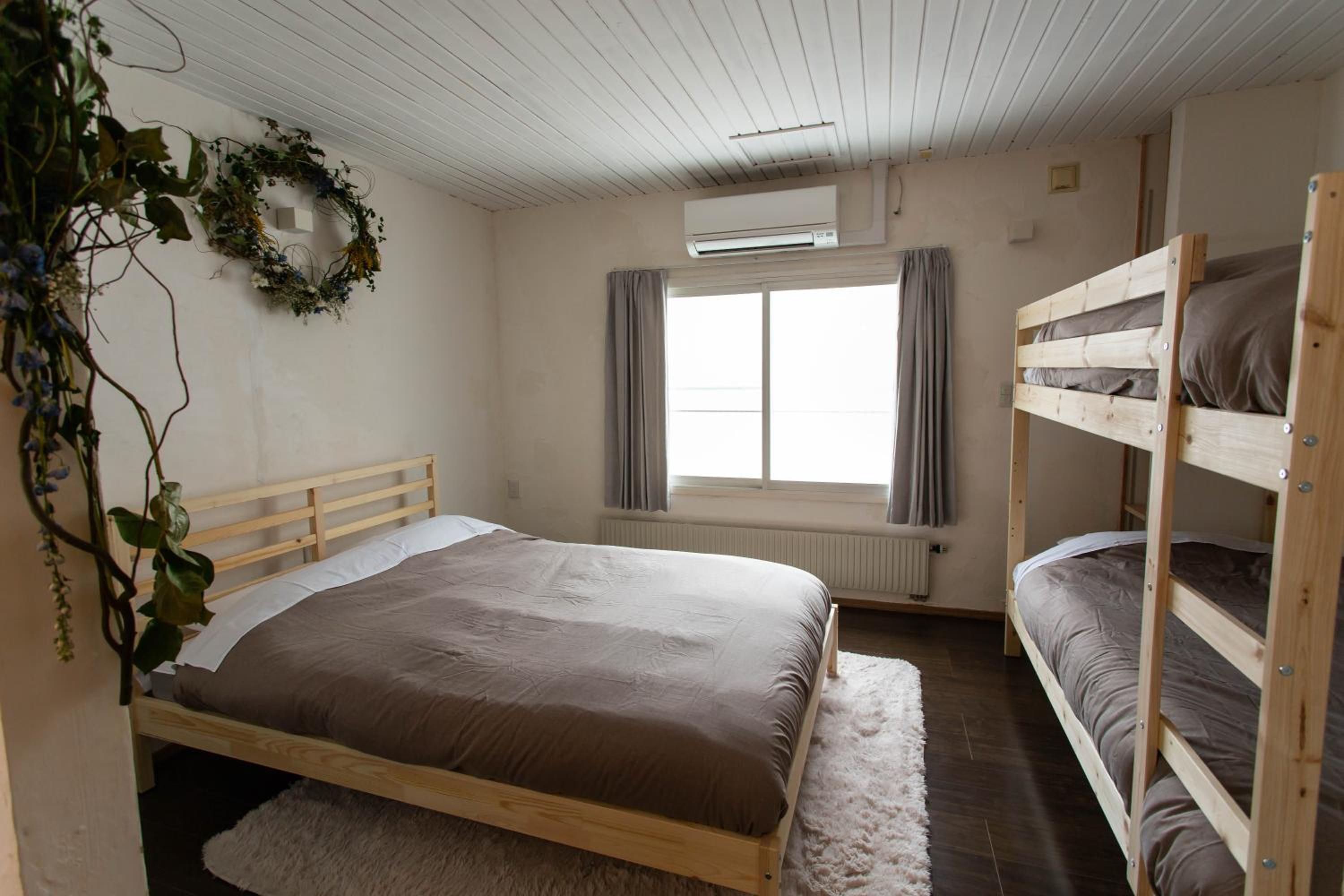 One-Bedroom Apartment - Photo 2