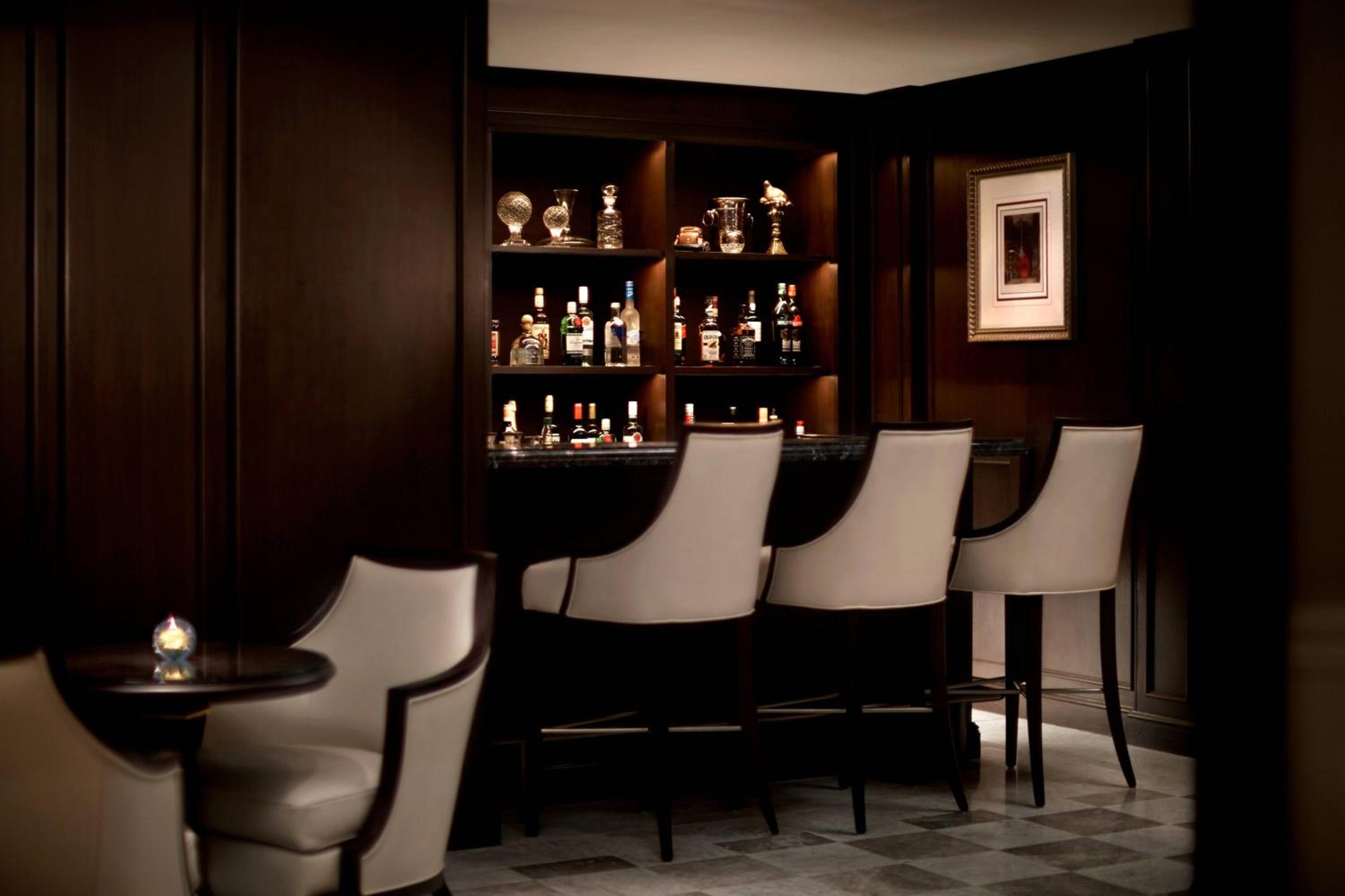 Club Deluxe Room, Club level, Guest room, 1 King, City view - Photo 9