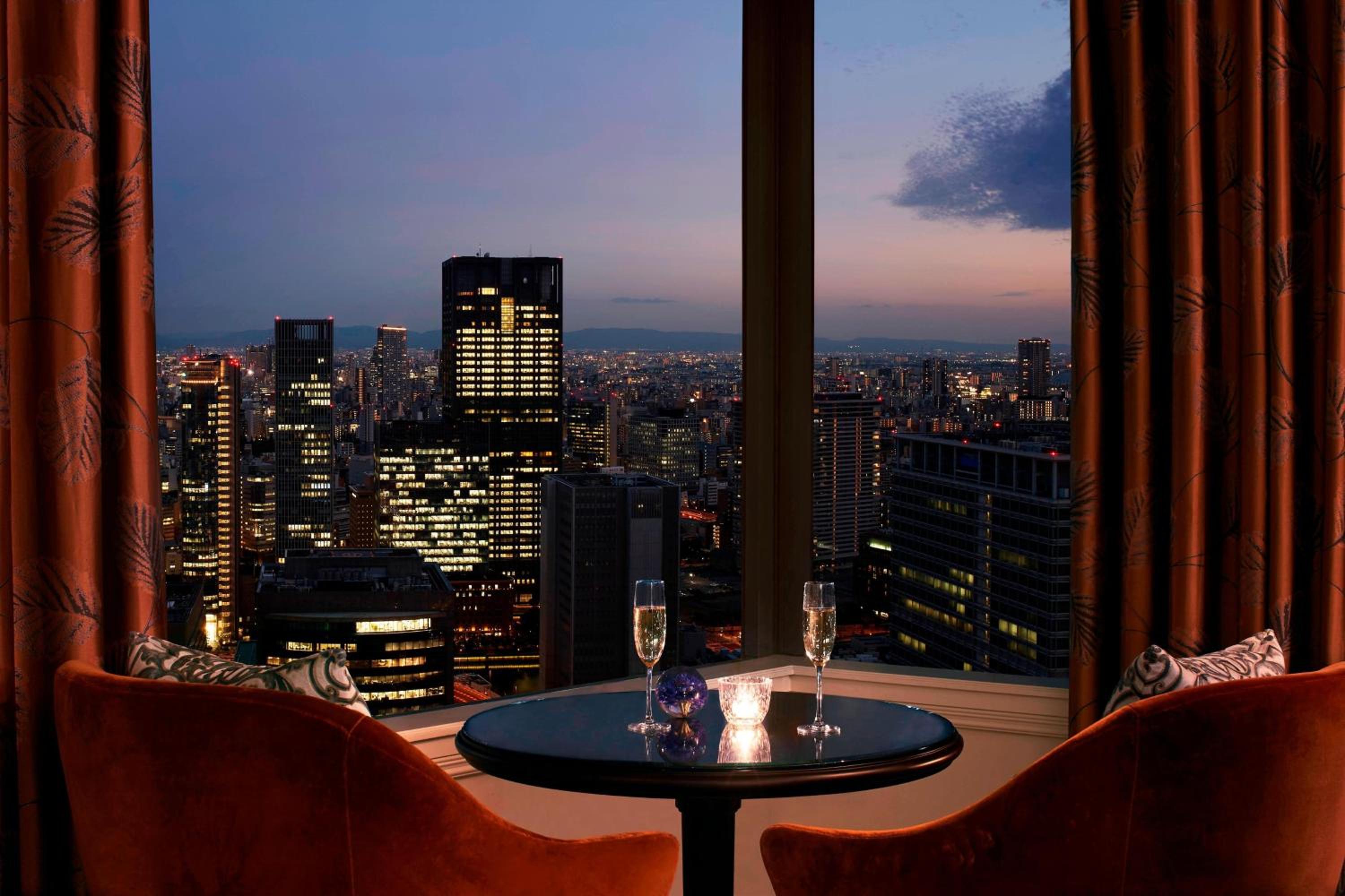 Club Deluxe Room, Club level, Guest room, 1 King, City view - Photo 7