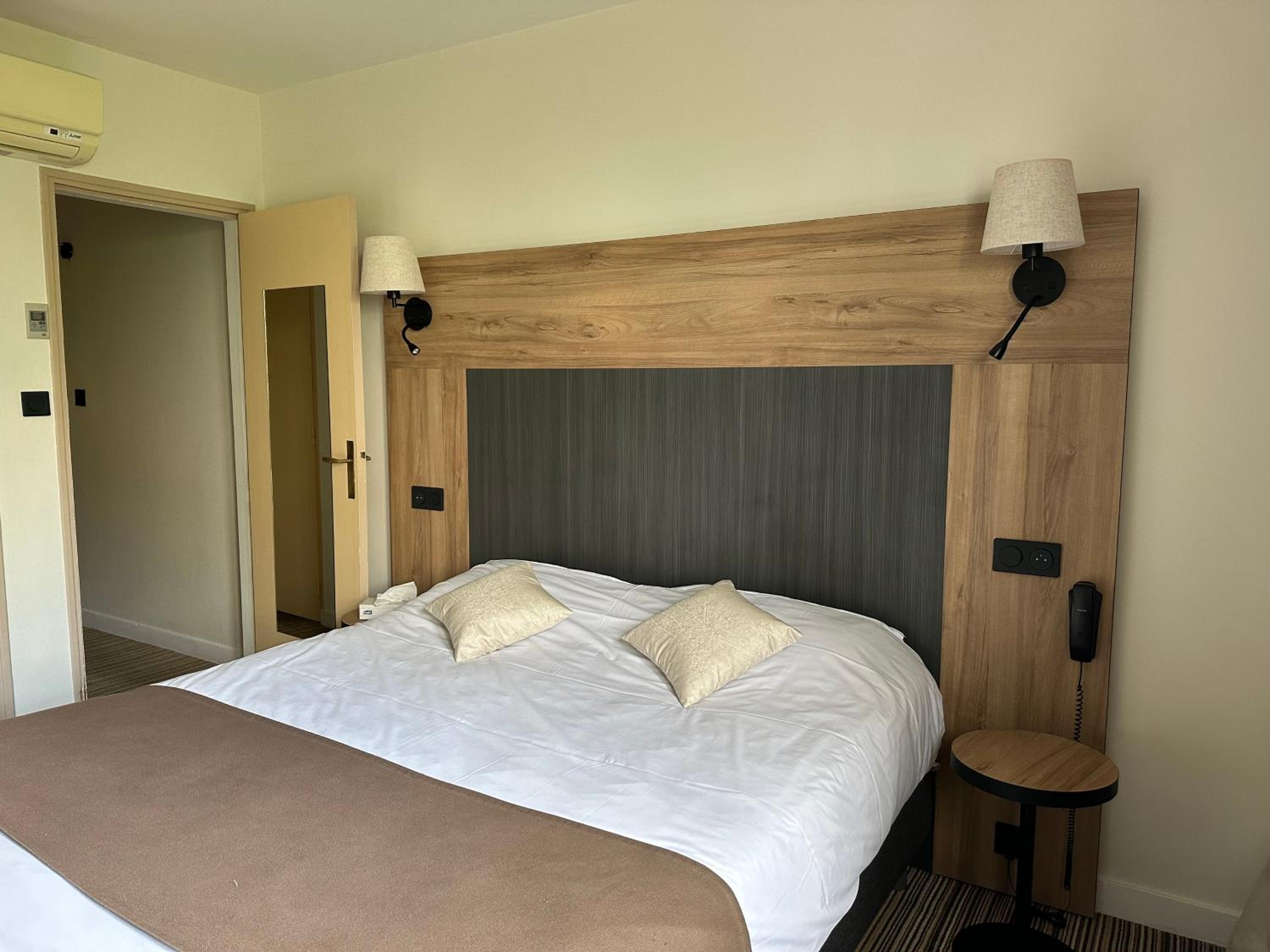 Standard Double or Twin Room photo 3