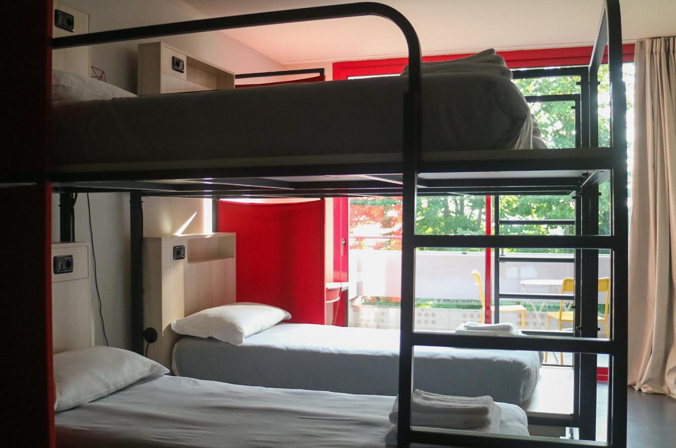 Quadruple Room with Private Bathroom photo 2