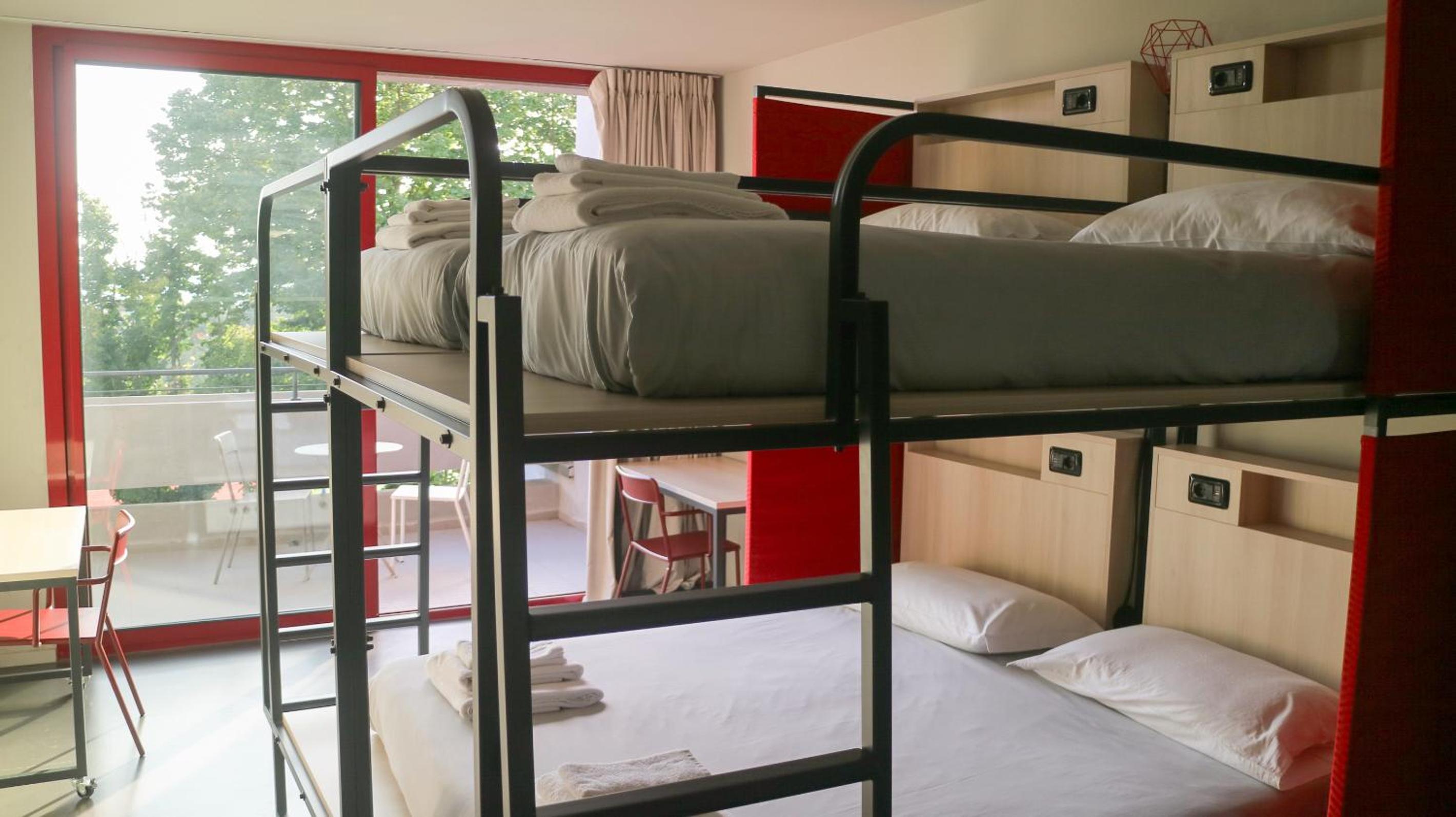 Quadruple Room with Private Bathroom photo 3