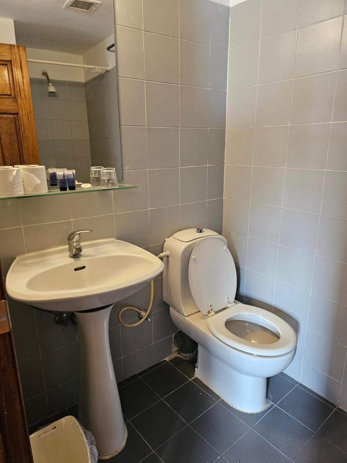 Standard Double Room - Photo 10