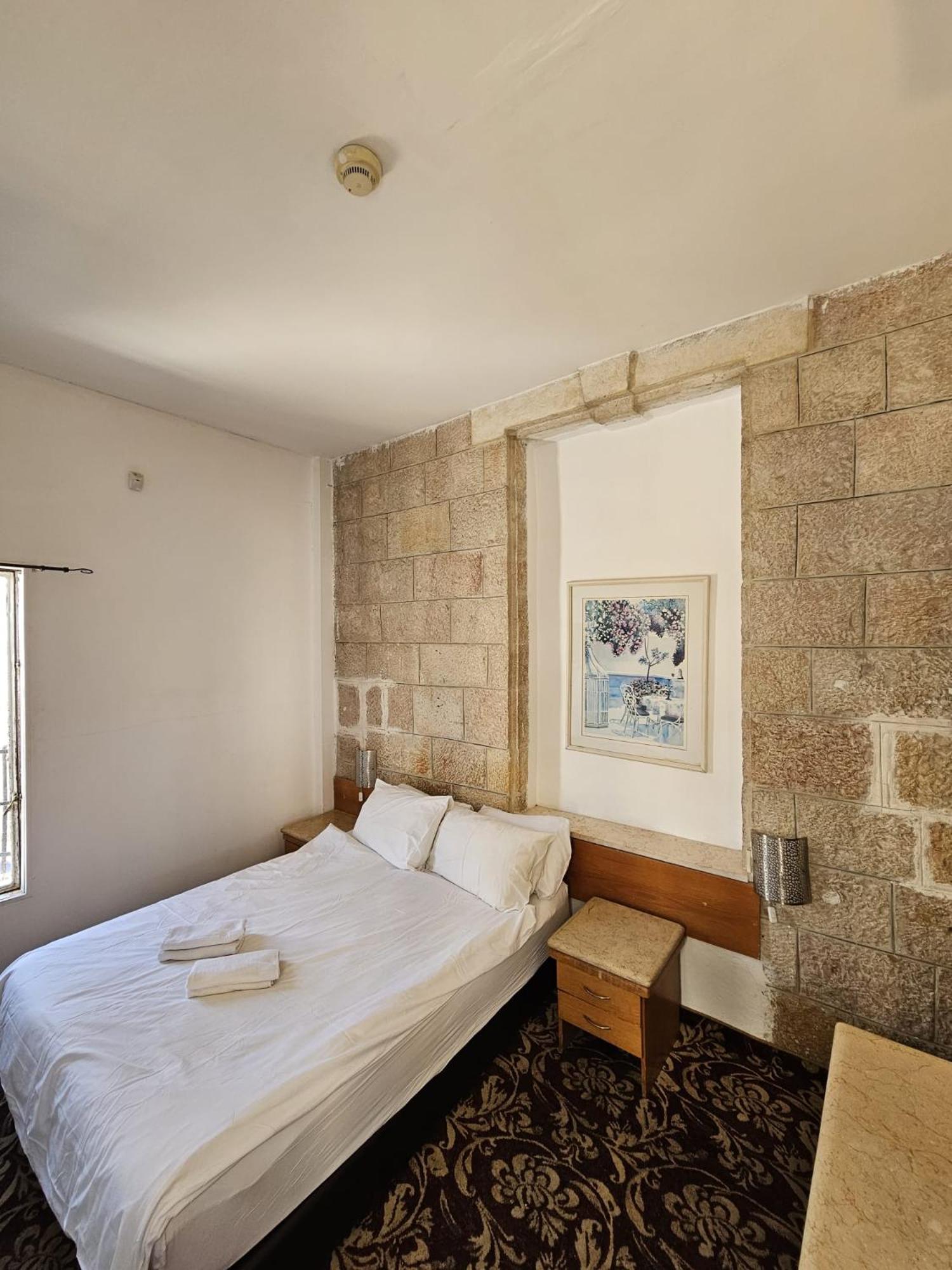 Standard Double Room - Photo 11