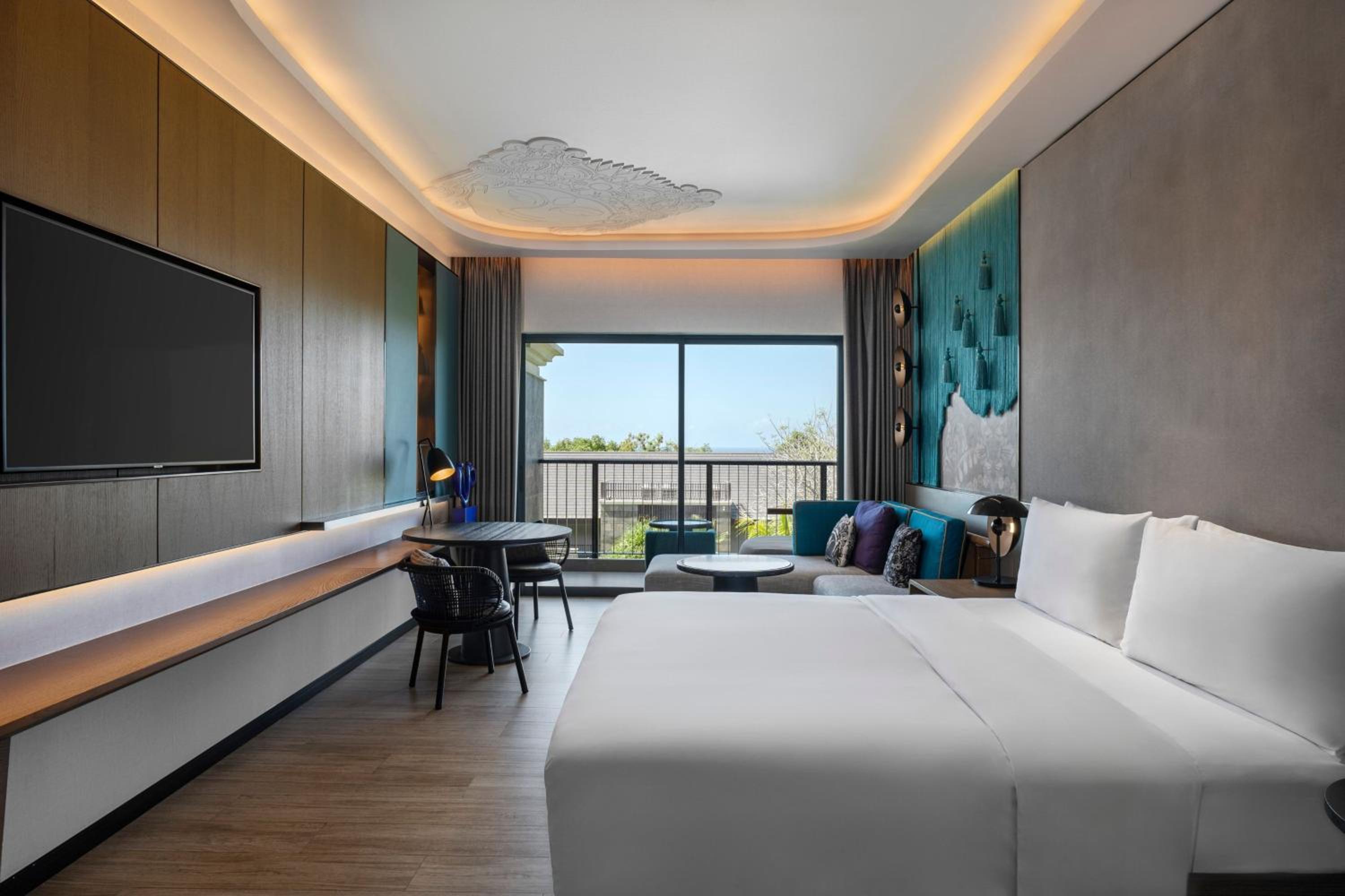 Deluxe King, Guest room, 1 King, Sofa bed, Balcony with Free Scheduled Shuttle to Hotel’s Beach Facility  - Photo 4