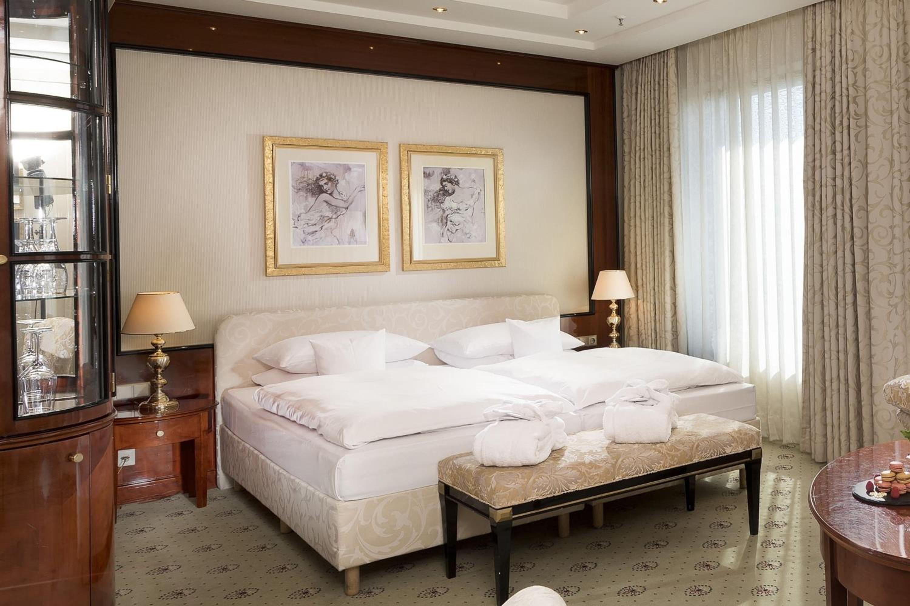 Junior King Suite thumbnail 6