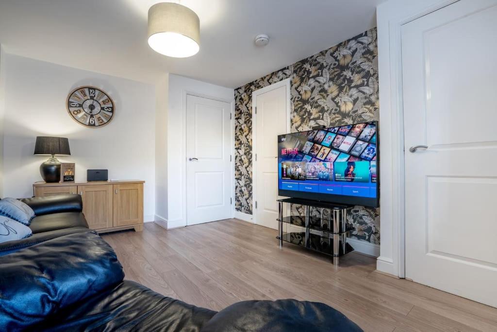 Three-Bedroom House photo 3