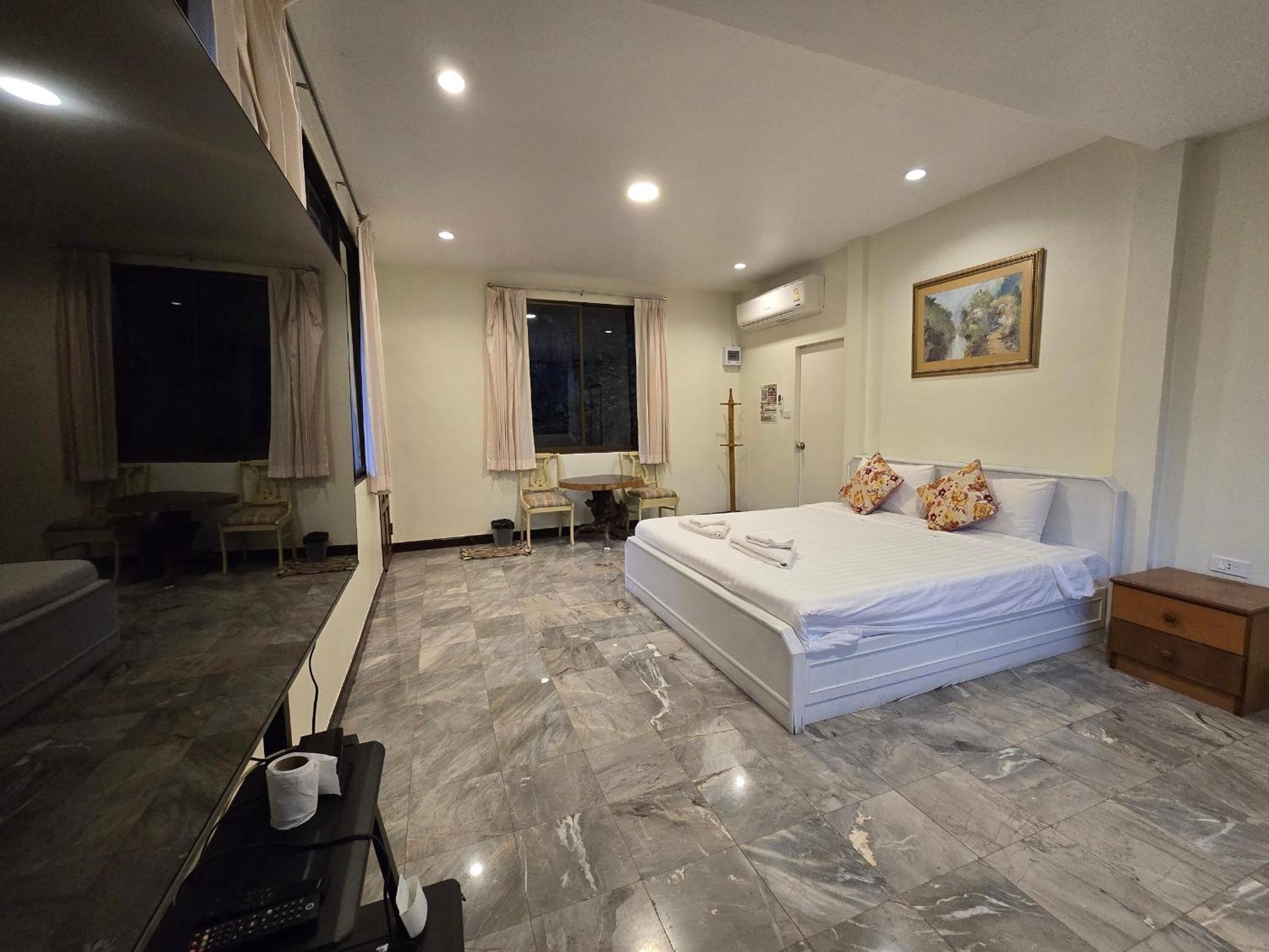 Double Room - Photo 7