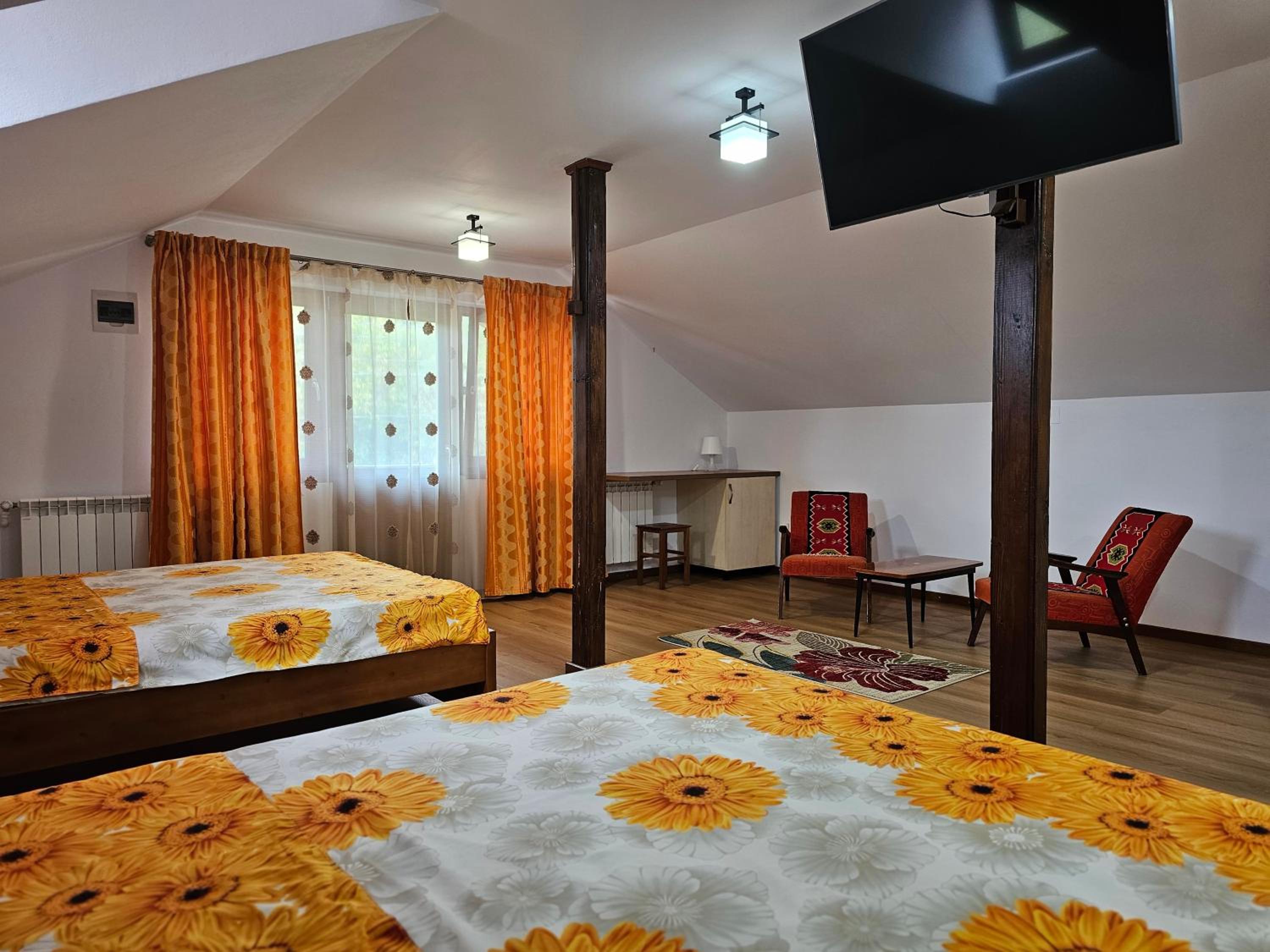 Deluxe Queen Room with Two Queen Beds - Photo 18