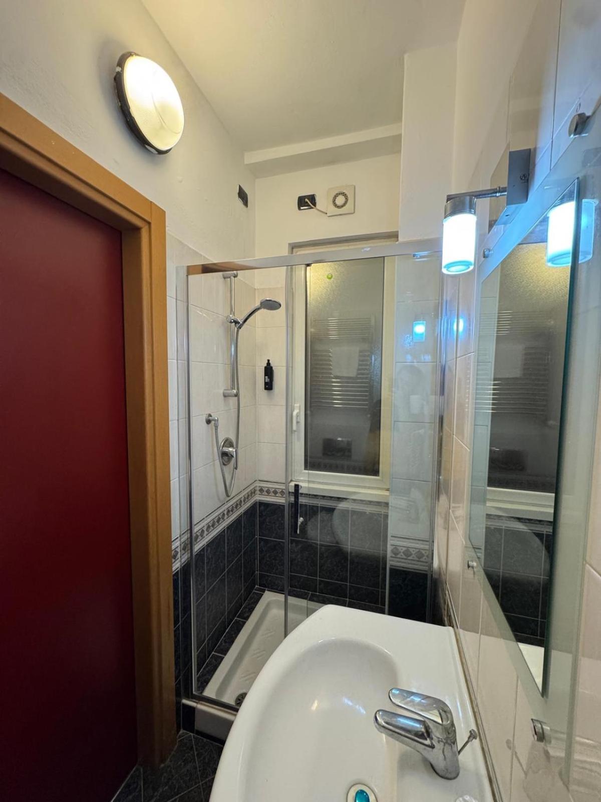 Single Room thumbnail 5