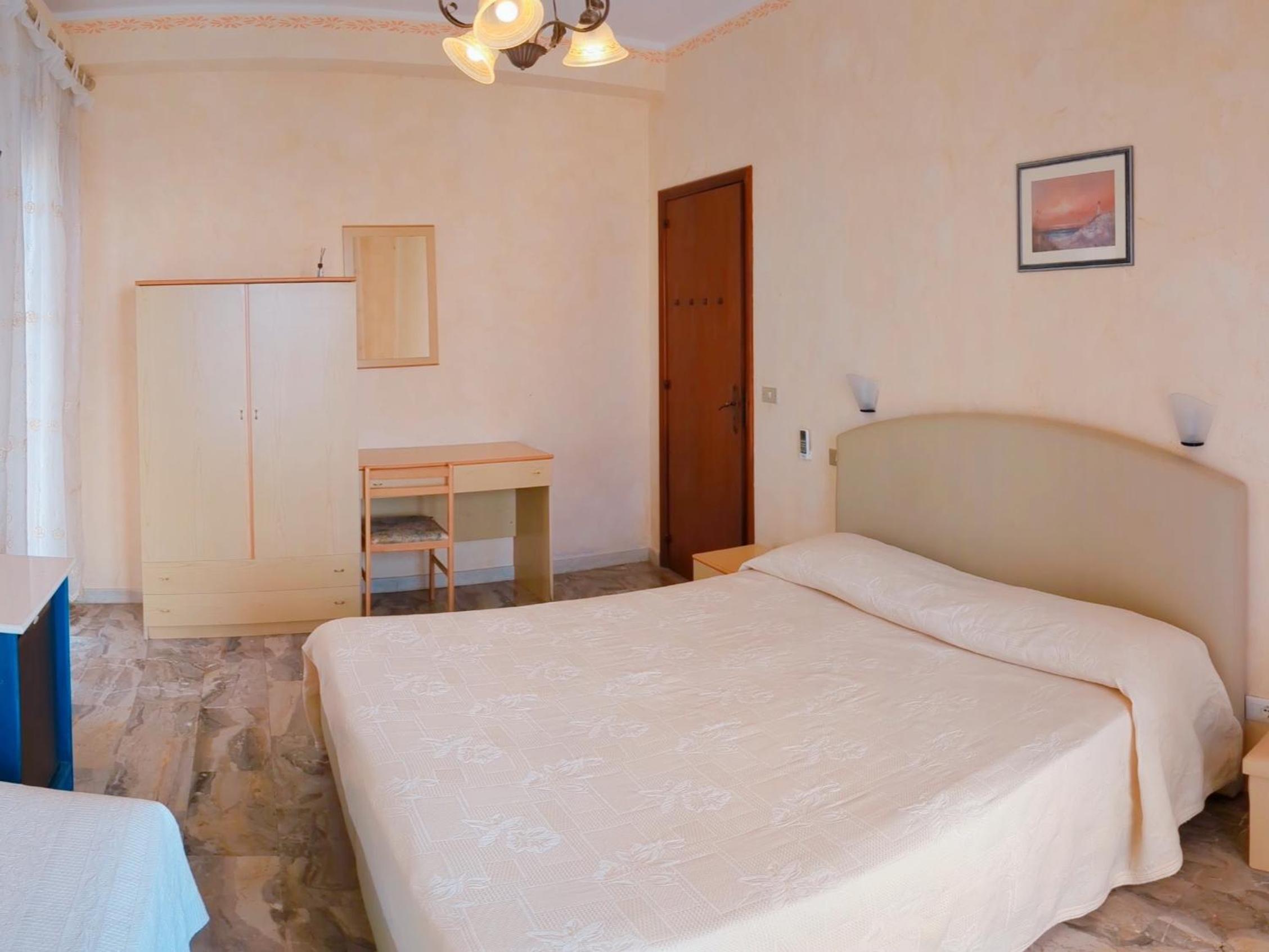 Double or Twin Room with Private Bathroom - Photo 19
