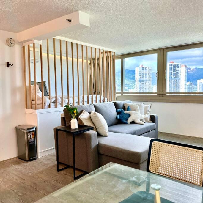 Central Waikiki luxury High Wtih Views & Beach: hotel room photo