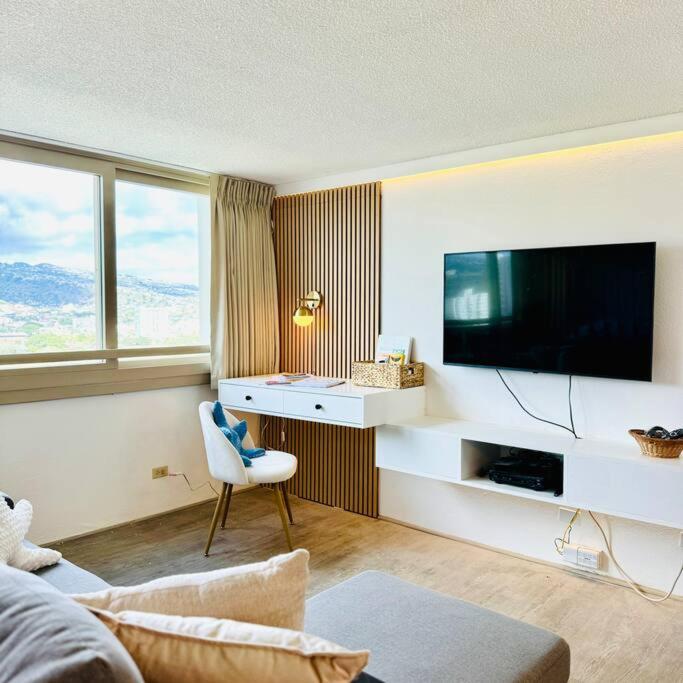 Central Waikiki luxury High Wtih Views & Beach: One-Bedroom Apartment photo