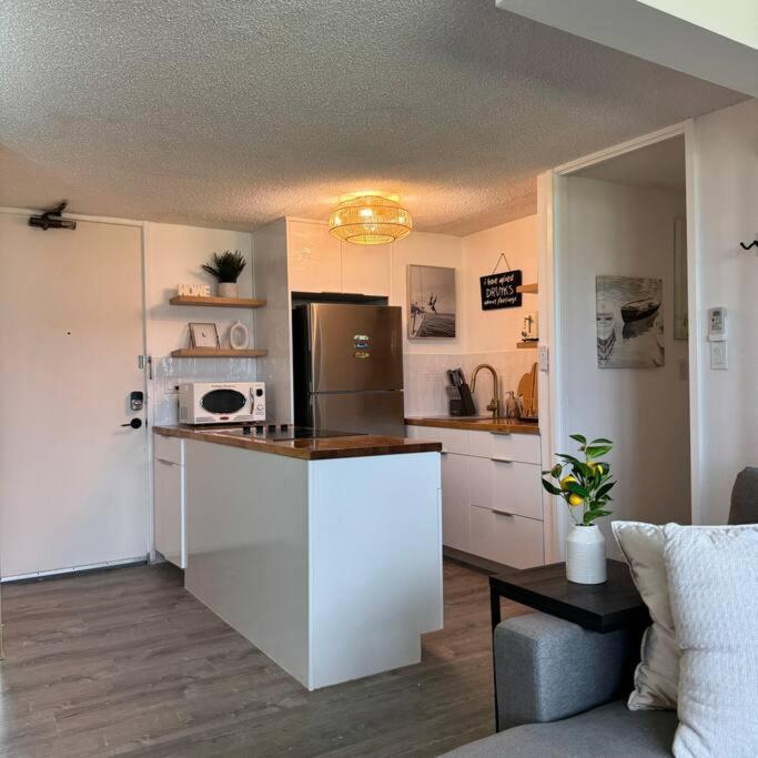 Central Waikiki luxury High Wtih Views & Beach: One-Bedroom Apartment photo