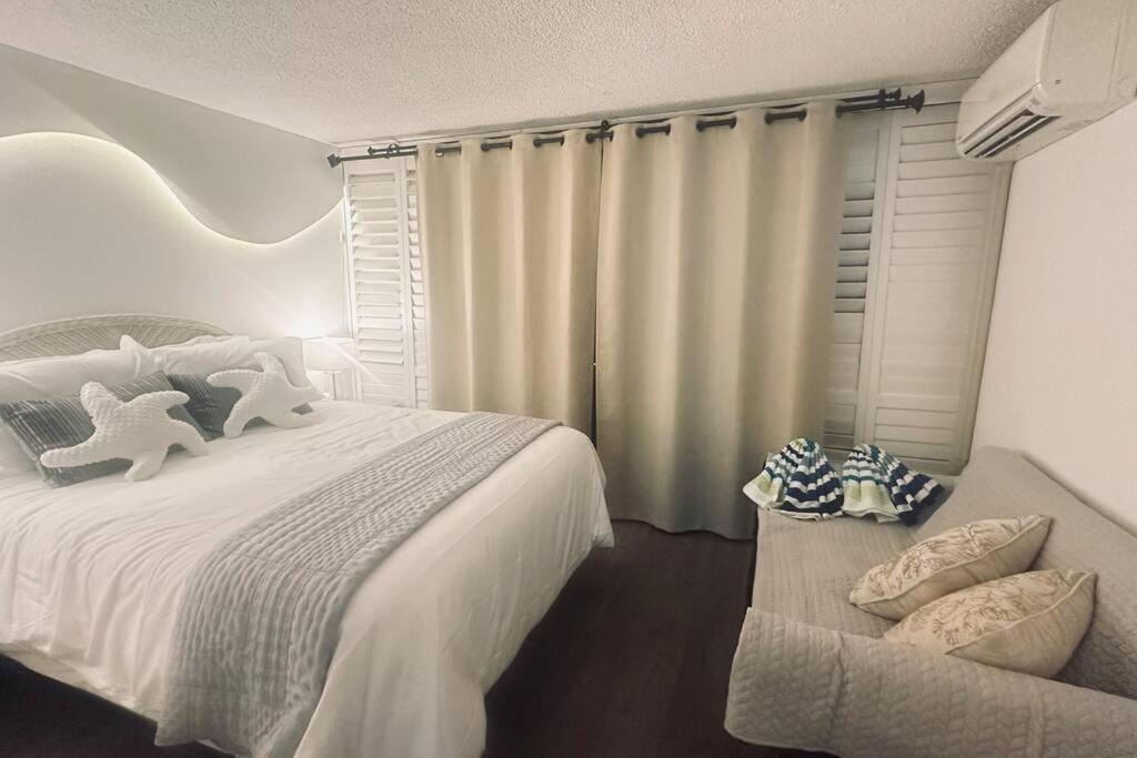 Central Waikiki luxury High Wtih Views & Beach: One-Bedroom Apartment photo
