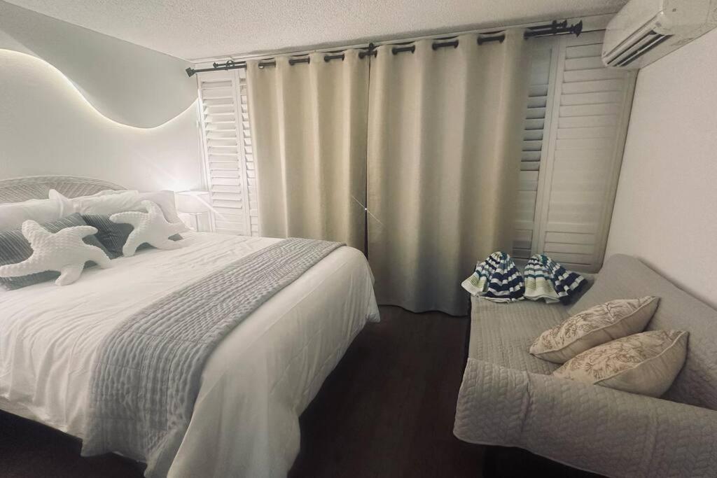 Central Waikiki luxury High Wtih Views & Beach: One-Bedroom Apartment photo
