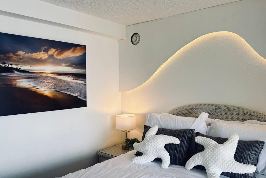 Central Waikiki luxury High Wtih Views & Beach: One-Bedroom Apartment photo