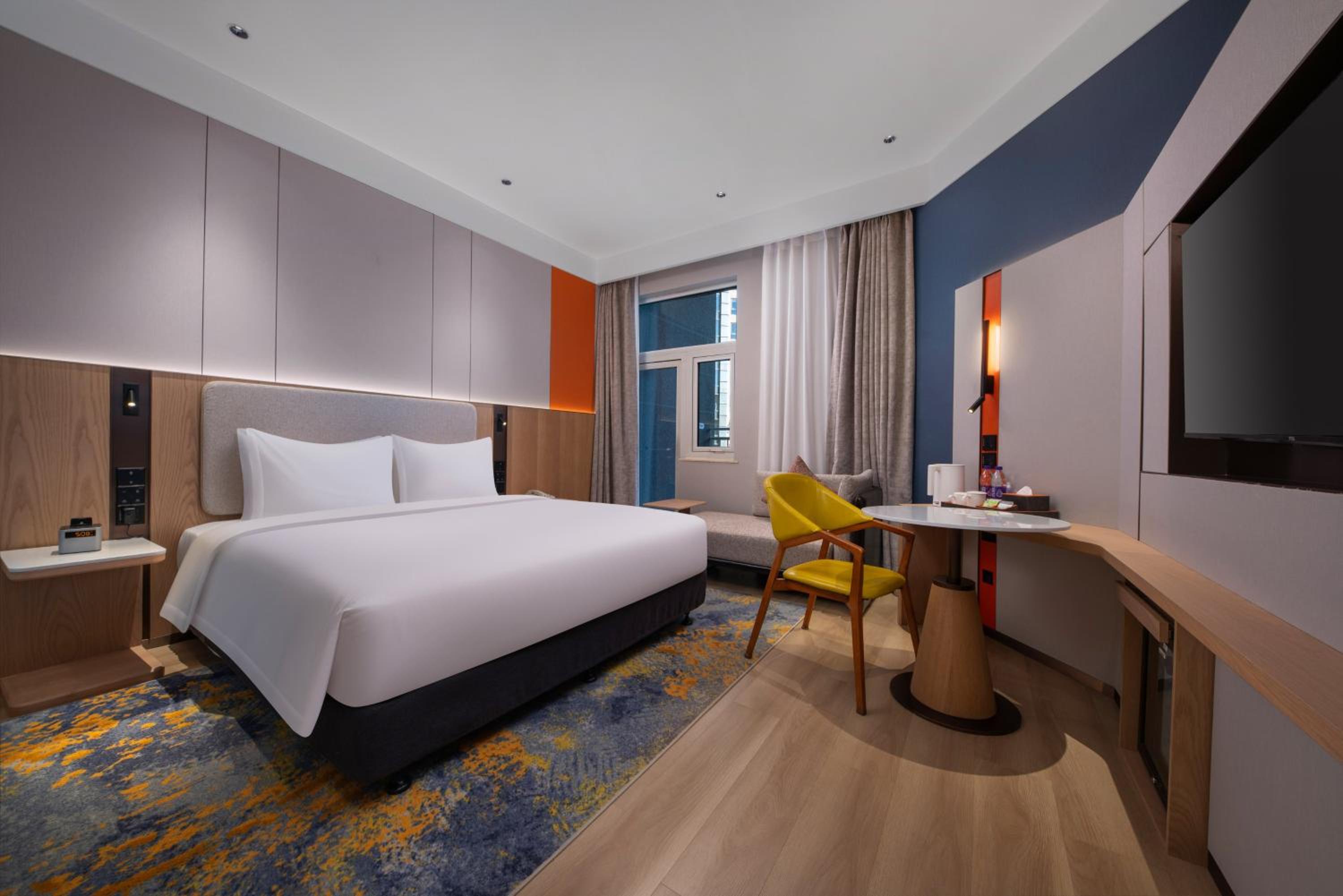 Standard Queen Room with Extra Floor Space - Photo 4
