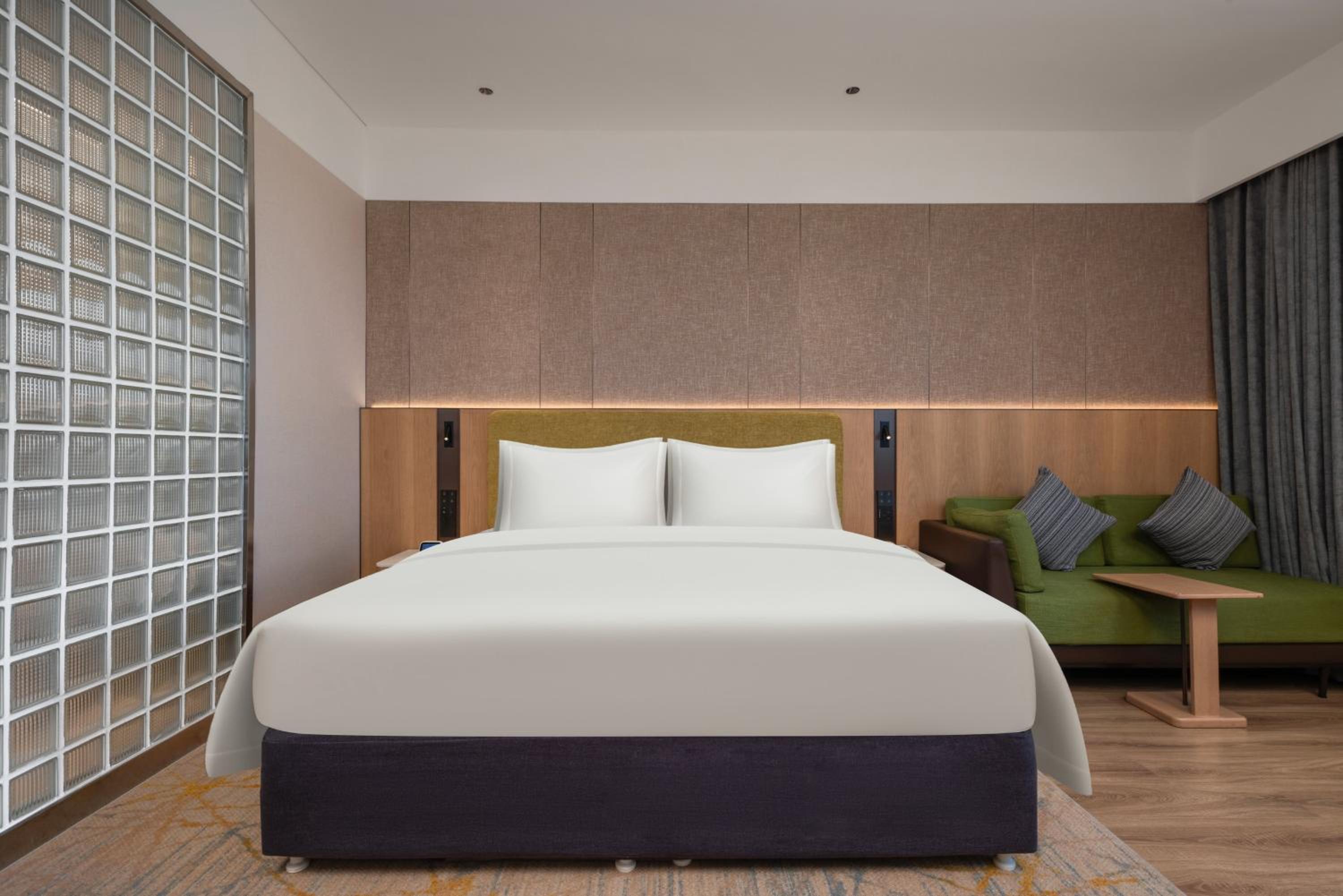 Standard Queen Room with Extra Floor Space - Photo 10