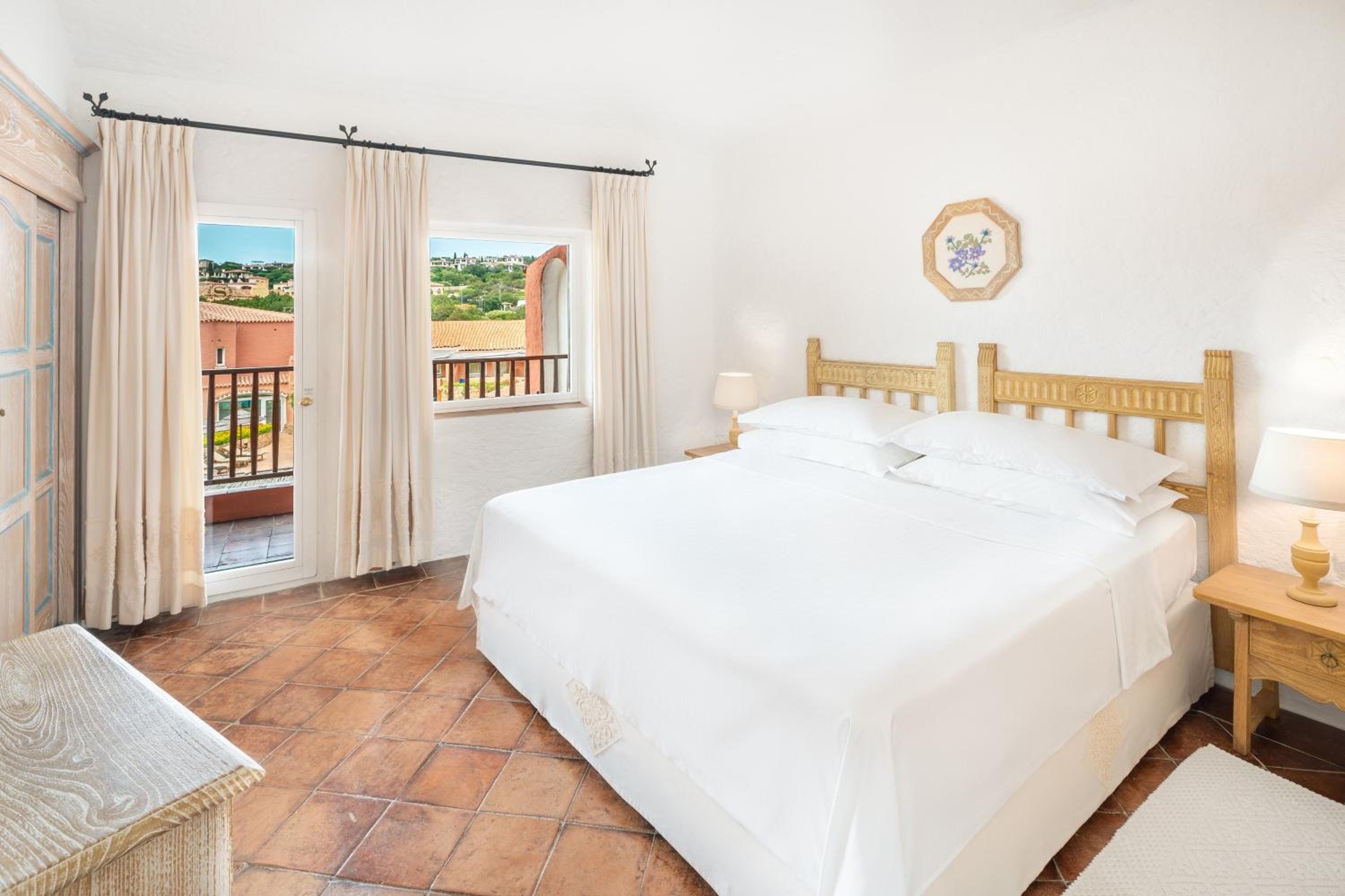 Premium Pool Double Room, king size bed, pool view, terrace - Photo 1