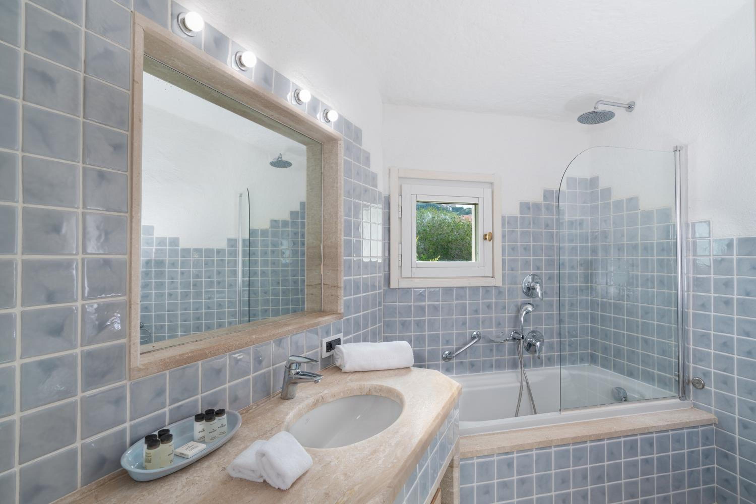 Deluxe Canal, king size bed, canal view, terrace - Photo 2