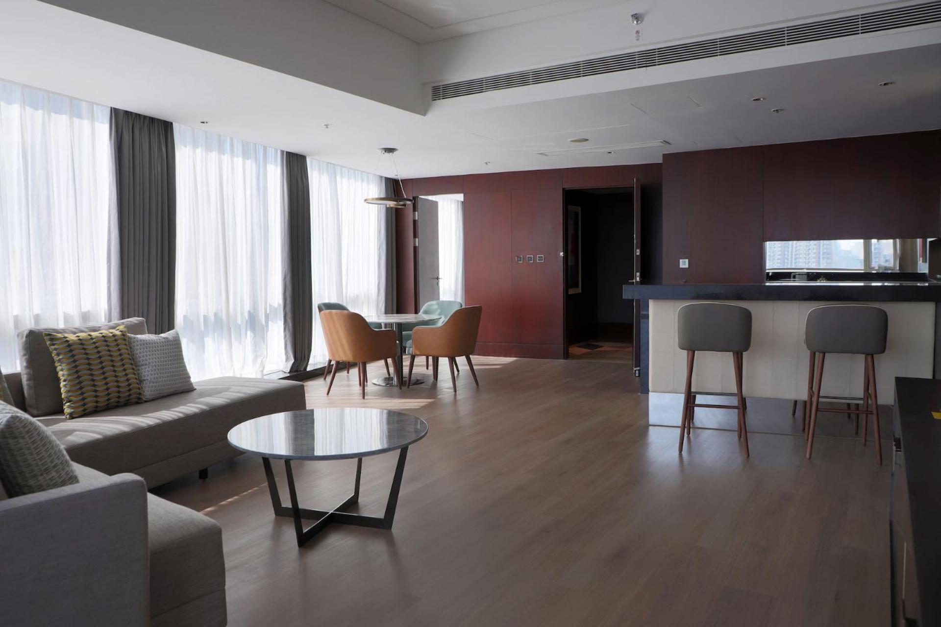 Executive Suite, 1 King (include Evening Alcohol Drinks & Light Buffet + 10% for Food & Beverage) - Photo 8