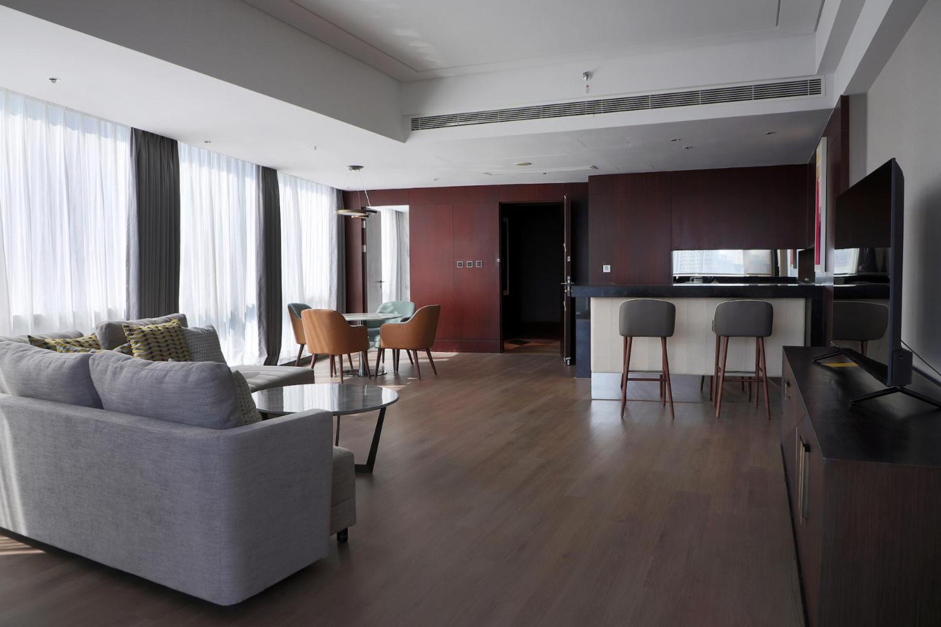 Executive Suite, 1 King (include Evening Alcohol Drinks & Light Buffet + 10% for Food & Beverage) - Photo 2