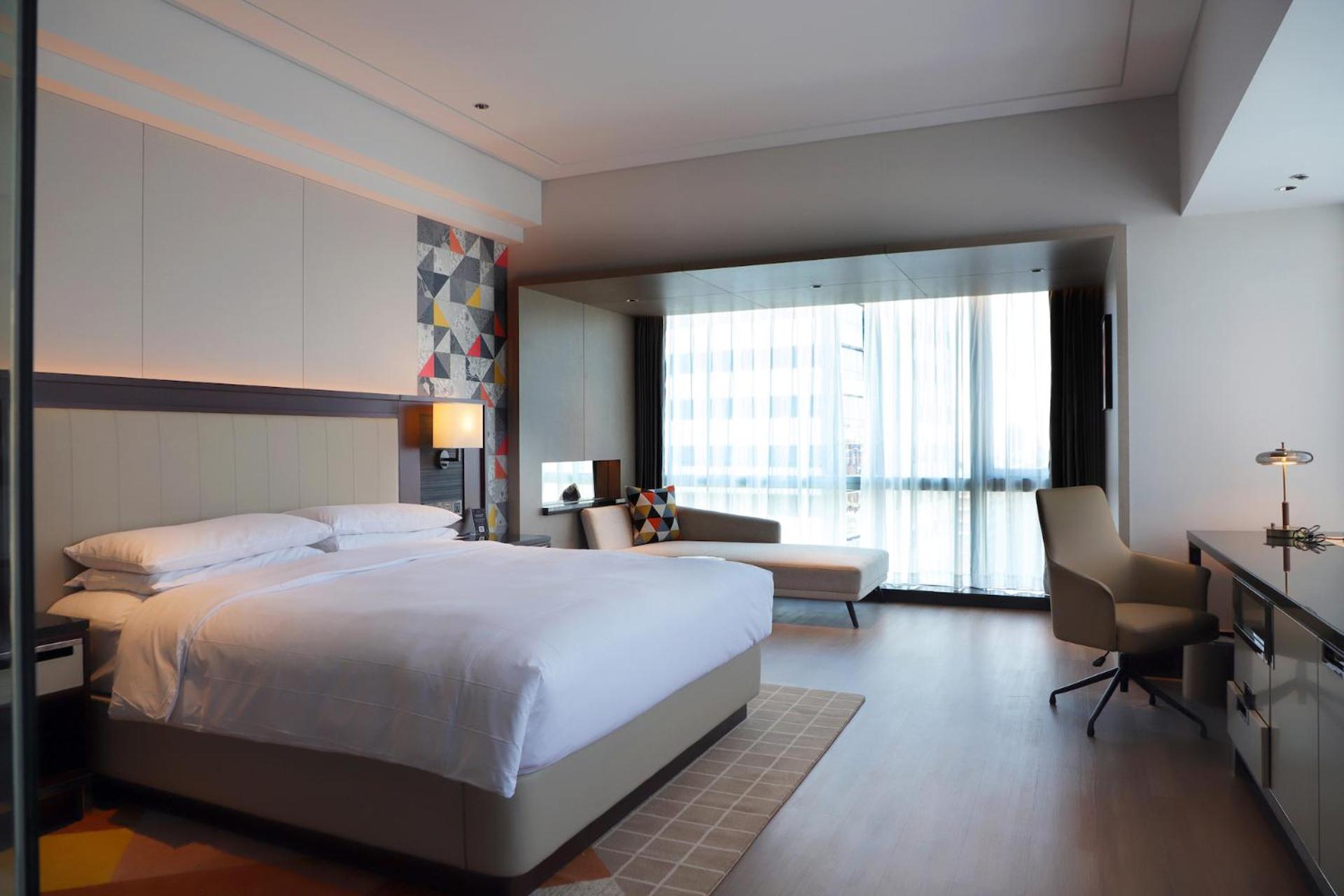 1 King Bed, Renaissance Guest Room (include 10% off for Food & Beverage) - Photo 6