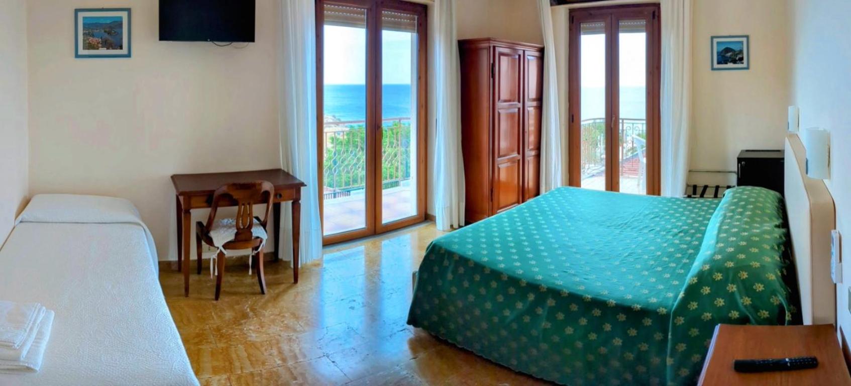 Double or Twin Room with Private Bathroom - Photo 5