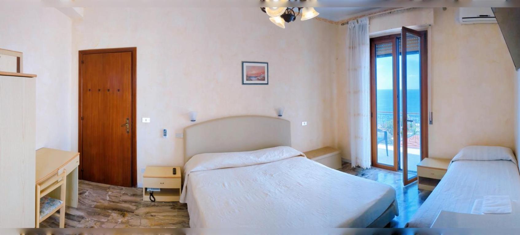 Double or Twin Room with Private Bathroom - Photo 8