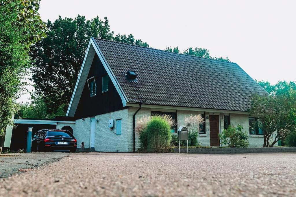 Three-Bedroom House photo 3