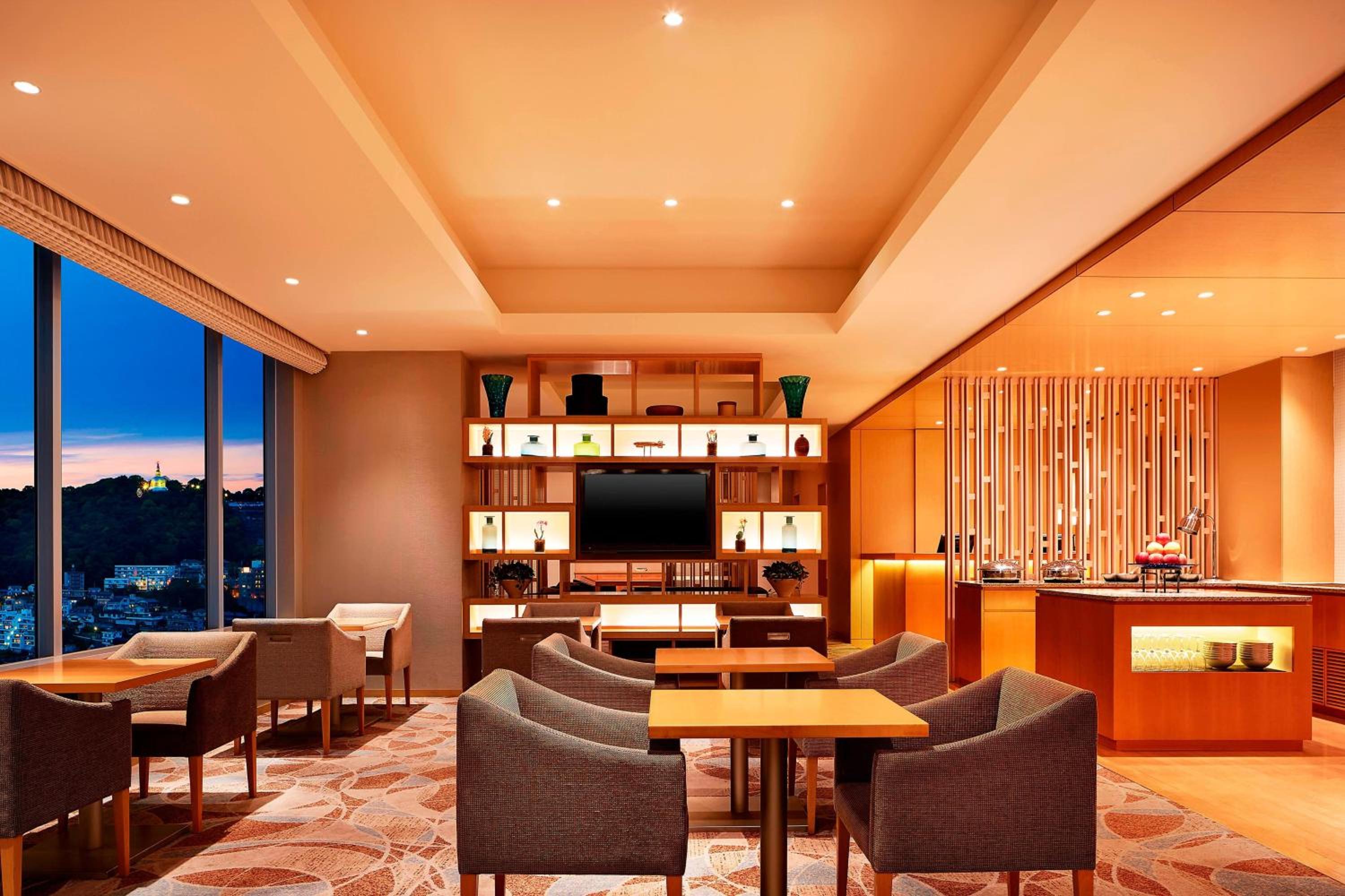 Club King Room, 1 King, City View - Photo 2