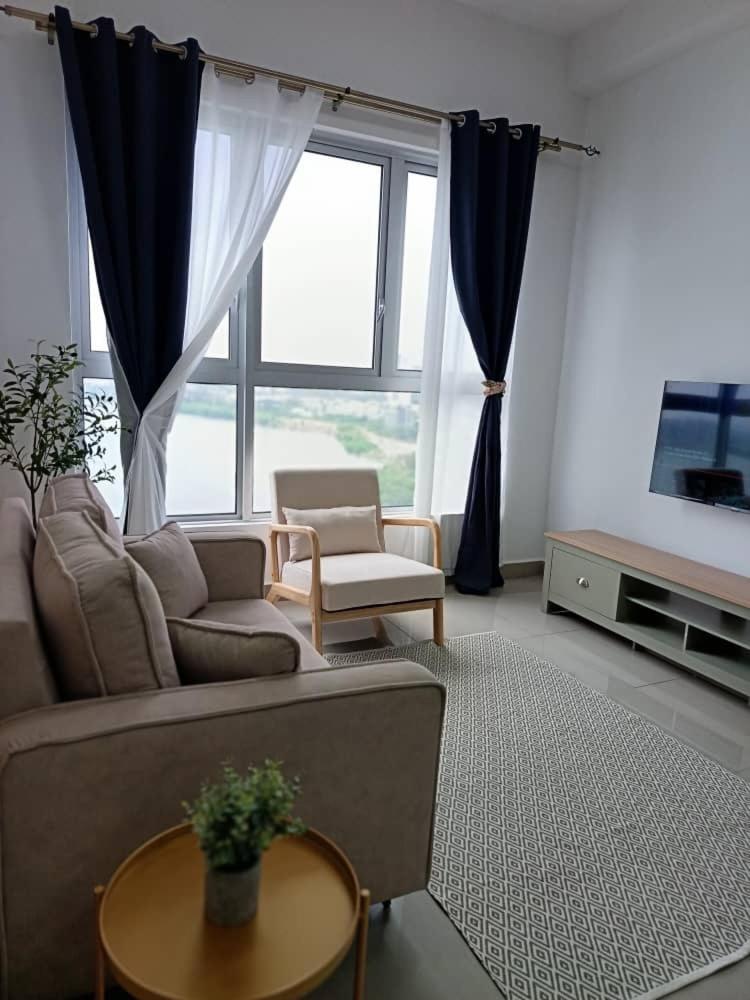 Three-Bedroom Apartment with Lake View photo 1