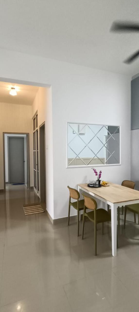 Three-Bedroom Apartment with Lake View photo 3