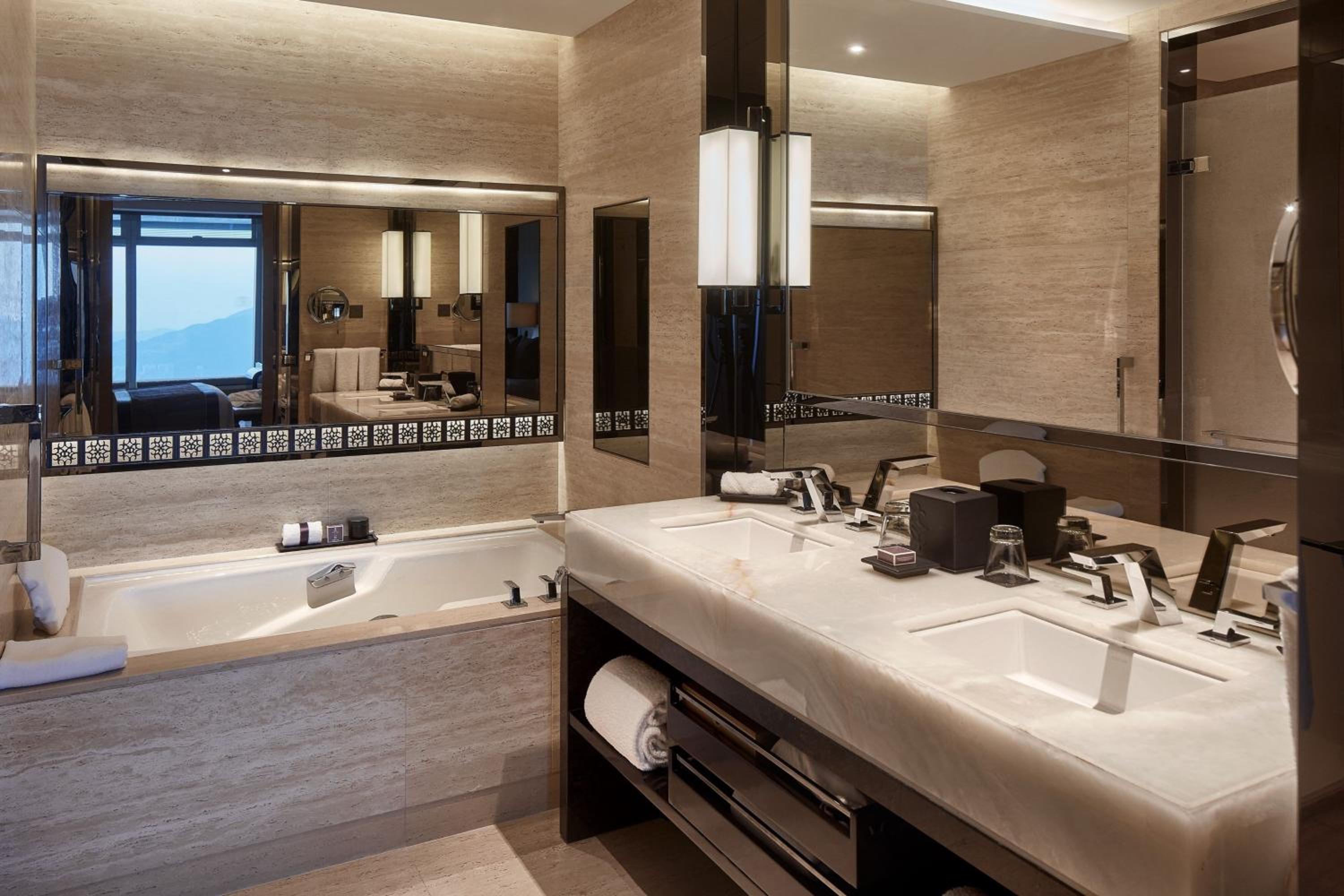 Club Deluxe Room with King Bed and Club Lounge Access photo 3