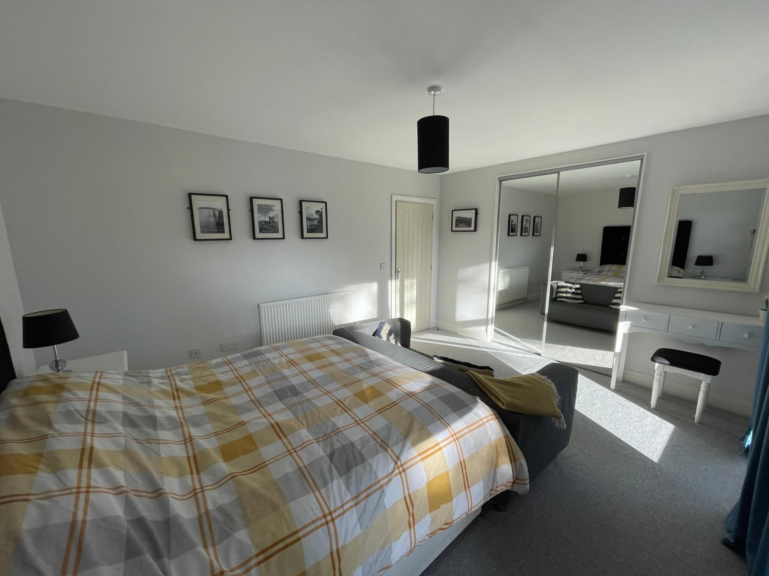 Five-Bedroom House photo 2
