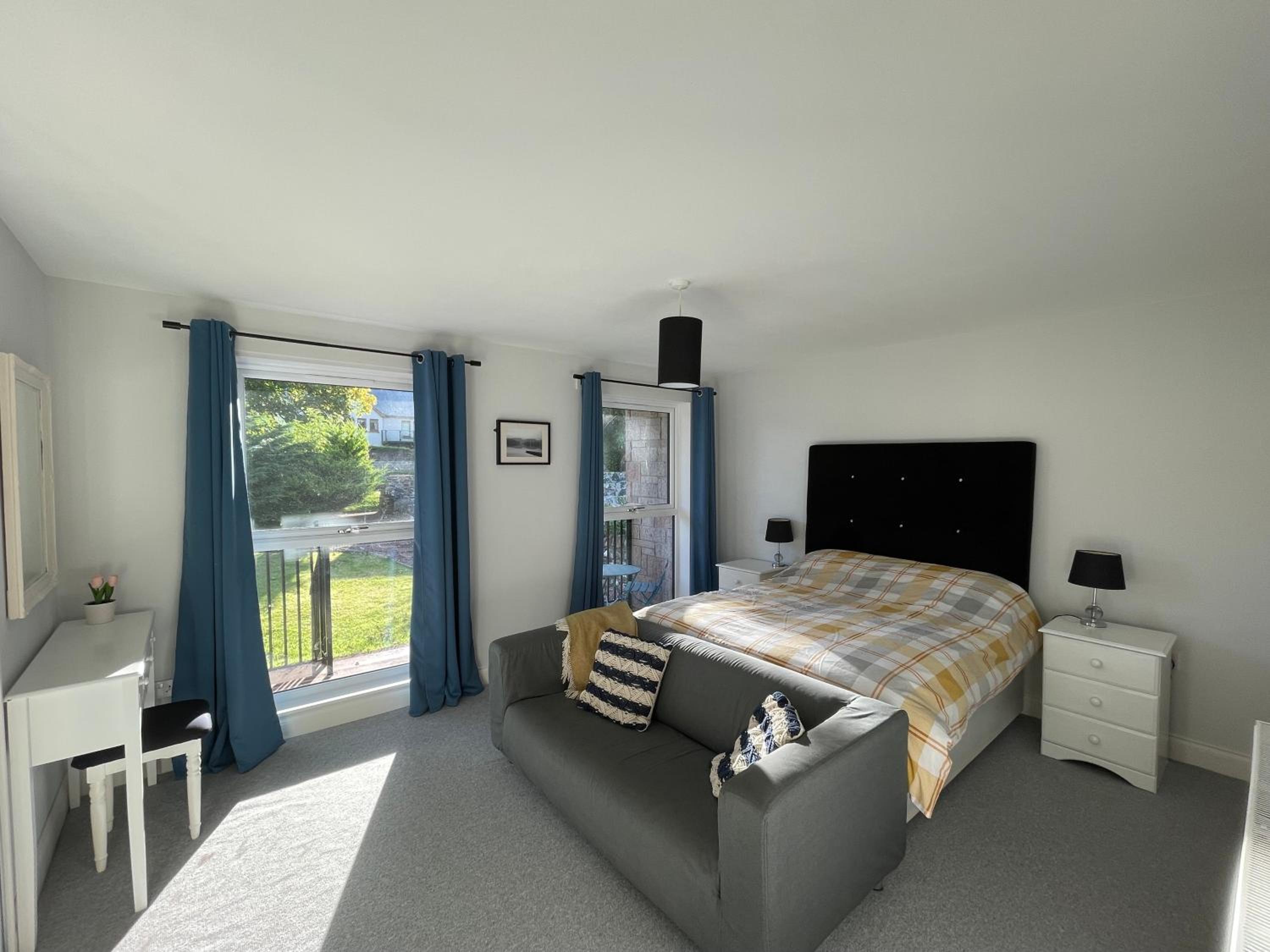 Five-Bedroom House photo 3