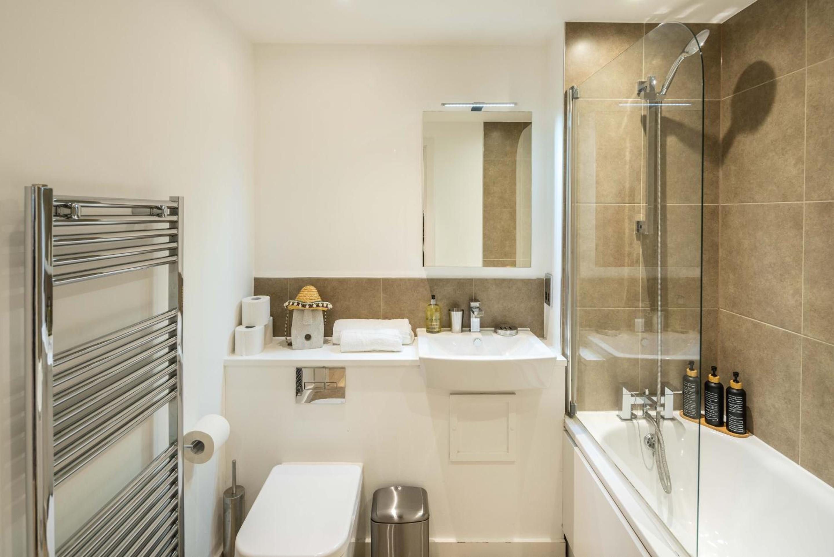 Deluxe Two-Bedroom Apartment with Garden View photo 2