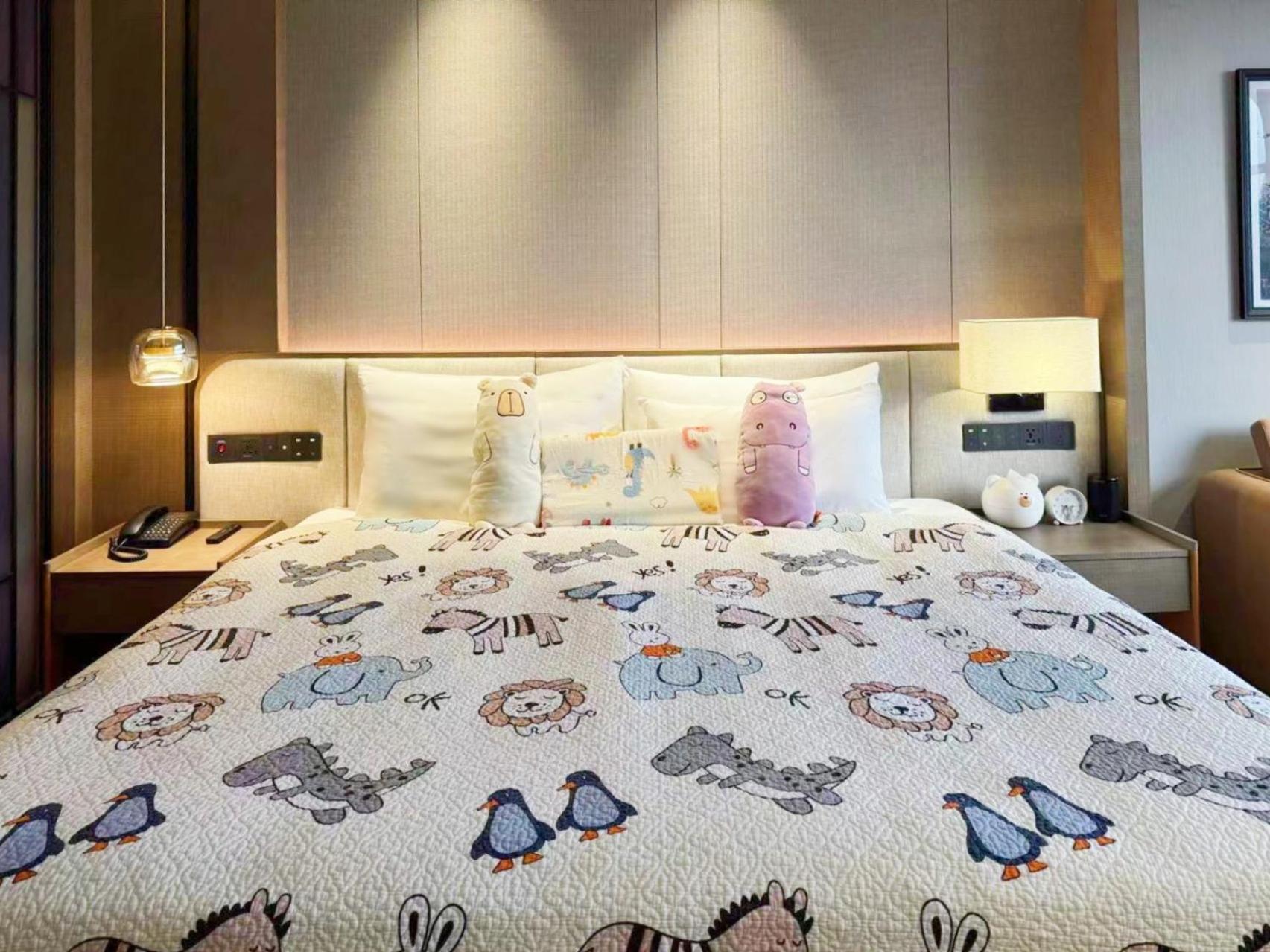 Family-friendly King Bed Room thumbnail 5