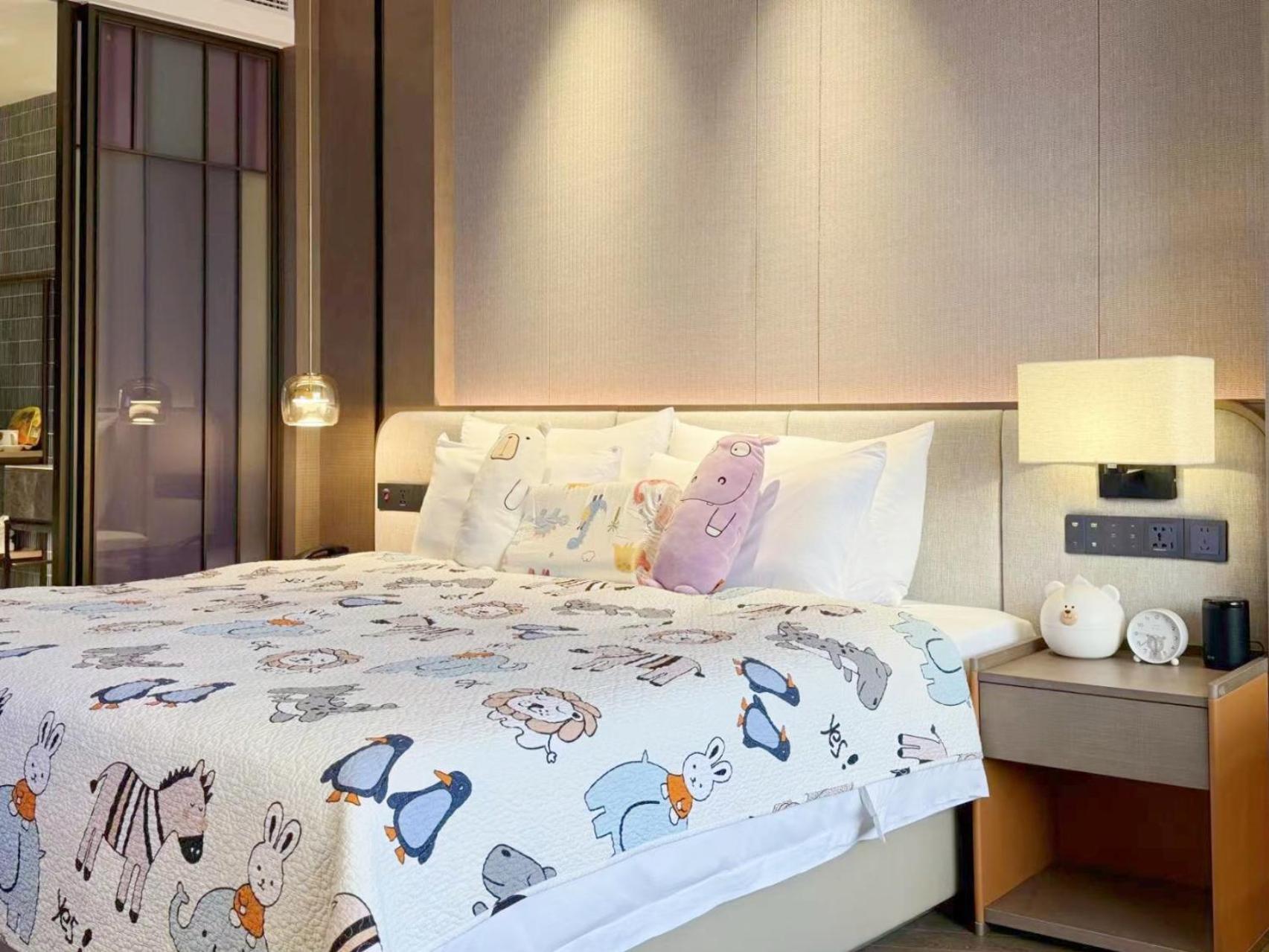 Family-friendly King Bed Room thumbnail 6