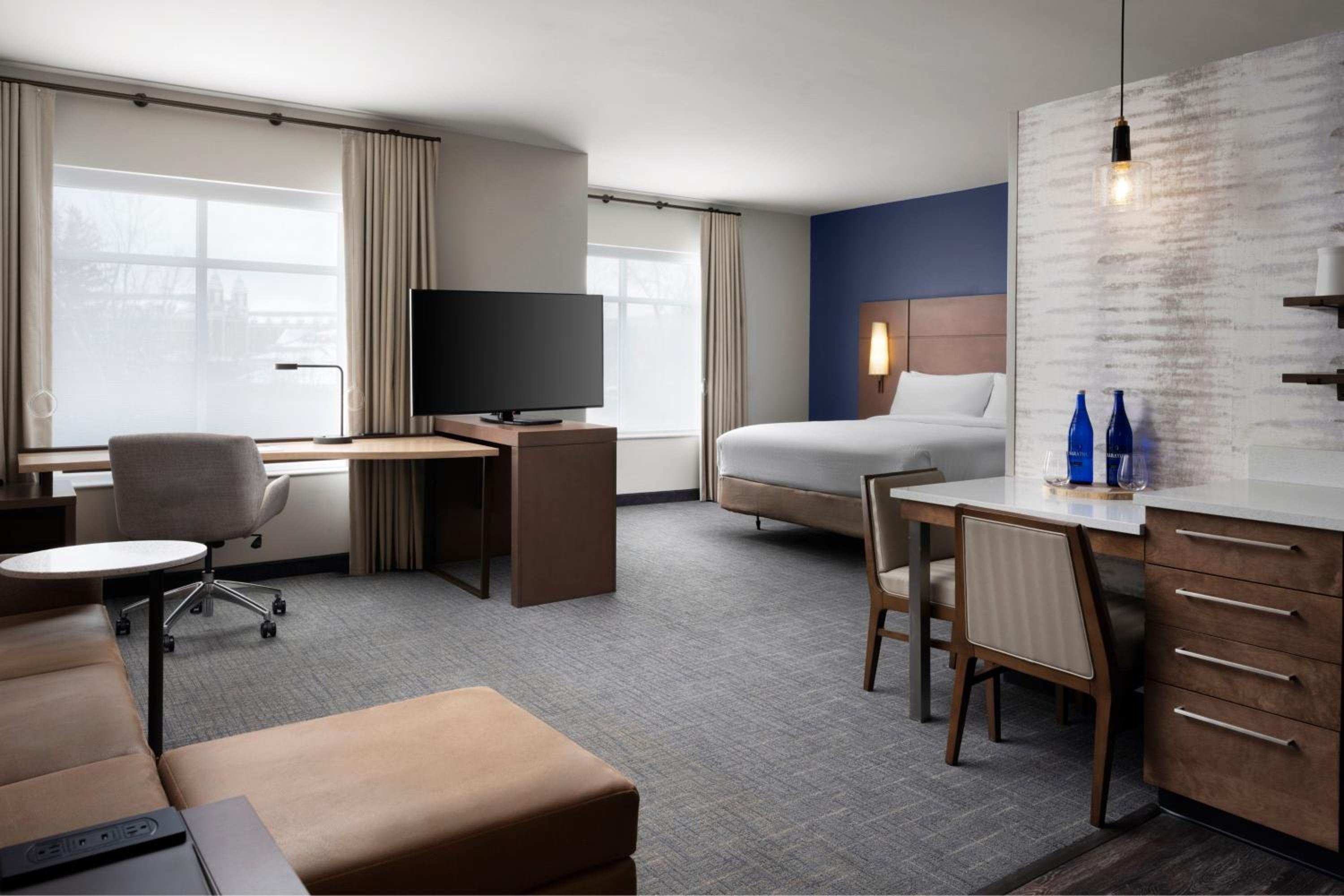 Studio King Suite with Sofa bed and Tub - Mobility Accessible photo 3