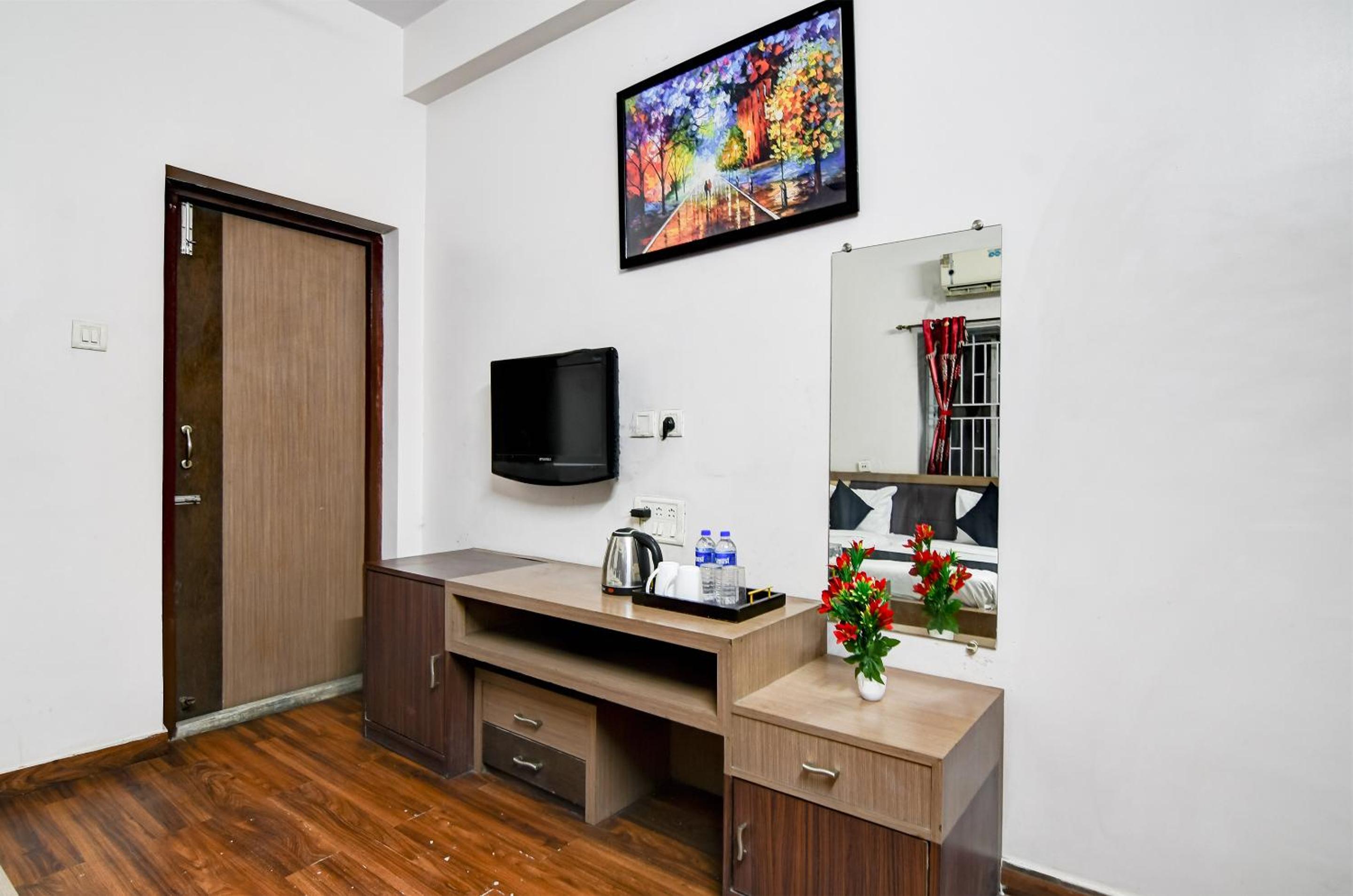 Deluxe Room - Photo 12