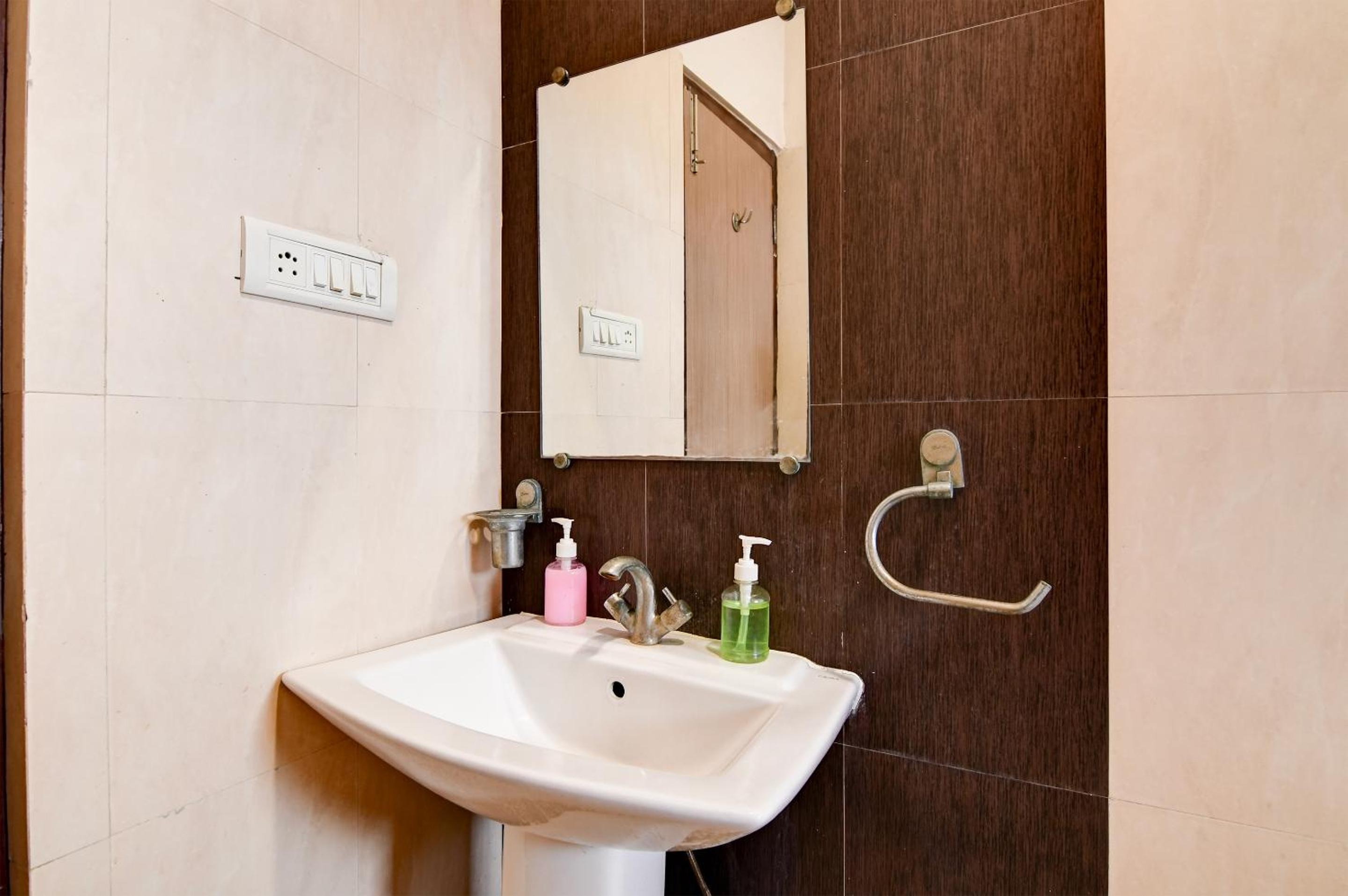 Deluxe Room - Photo 7