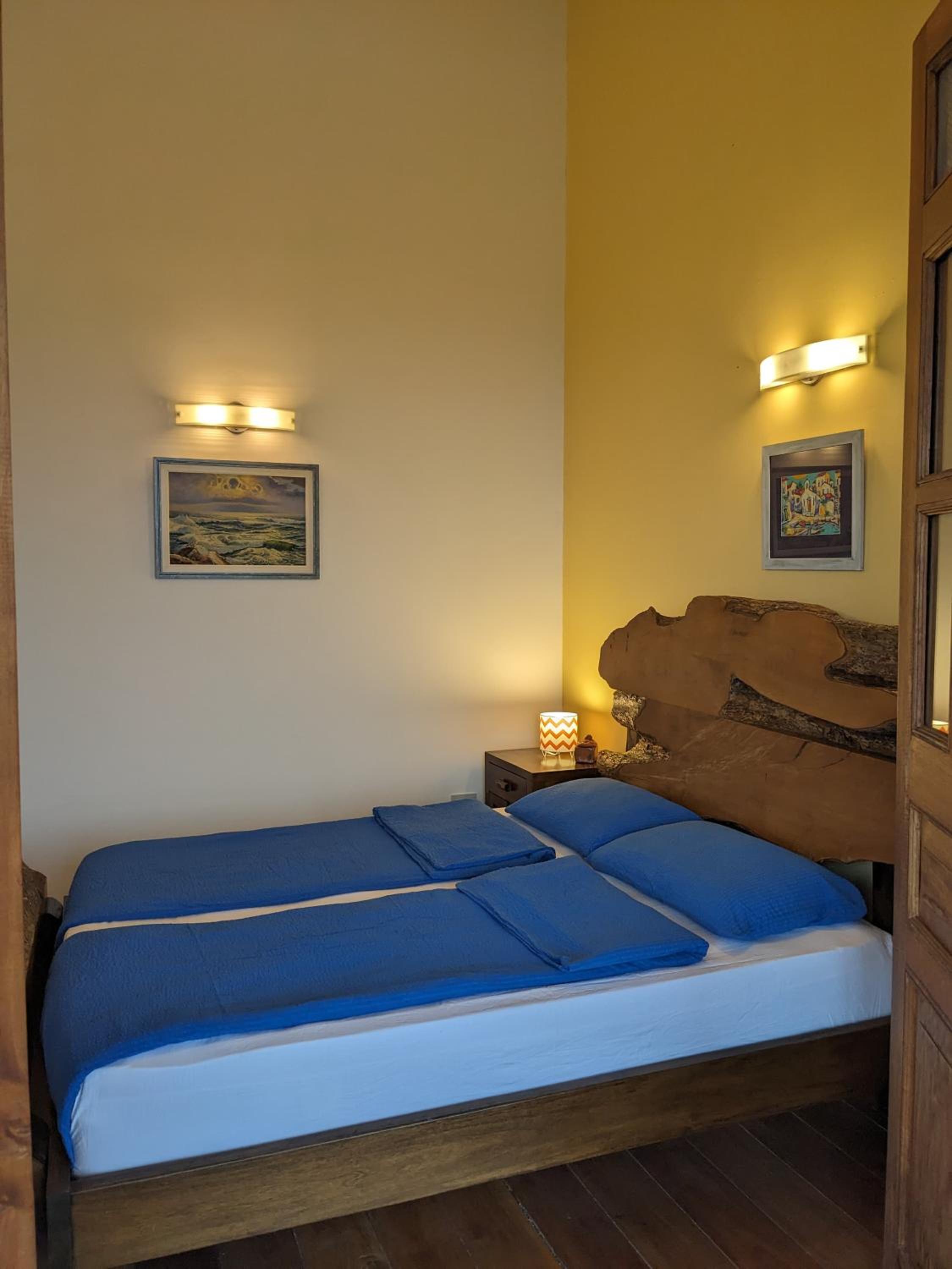 Queen Room photo 1