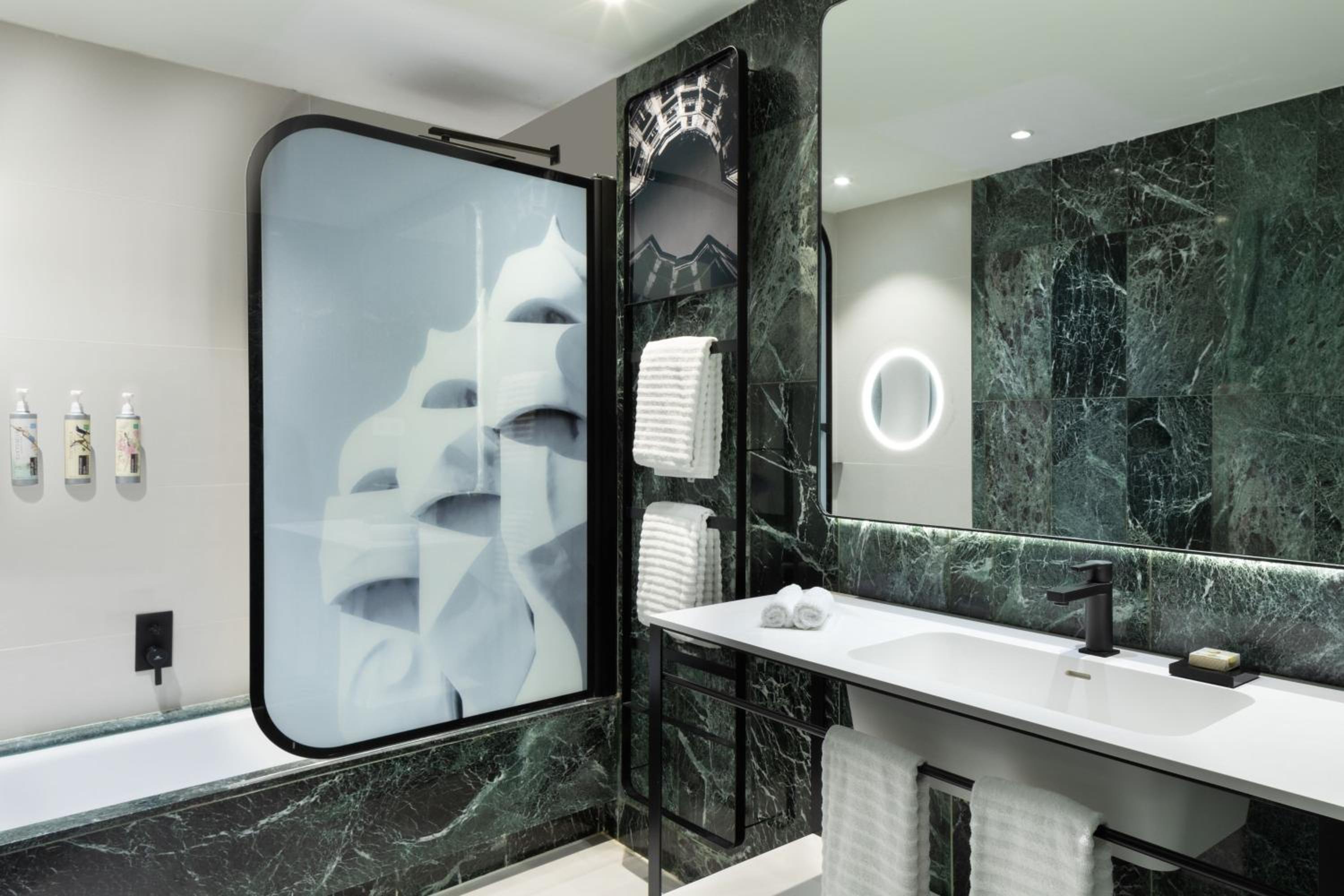 Urban Essential King Room thumbnail 6