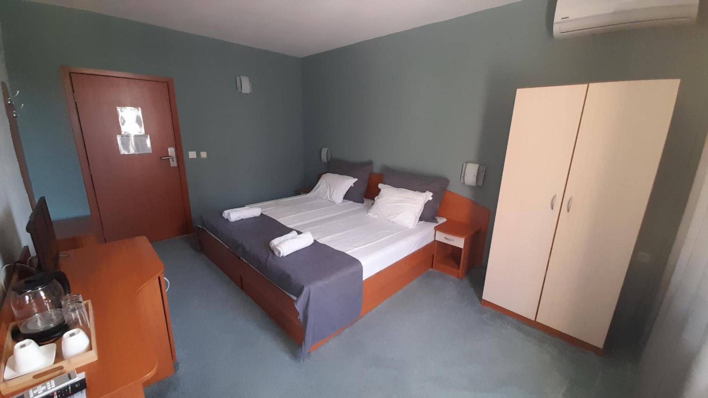Double or Twin Room photo 3