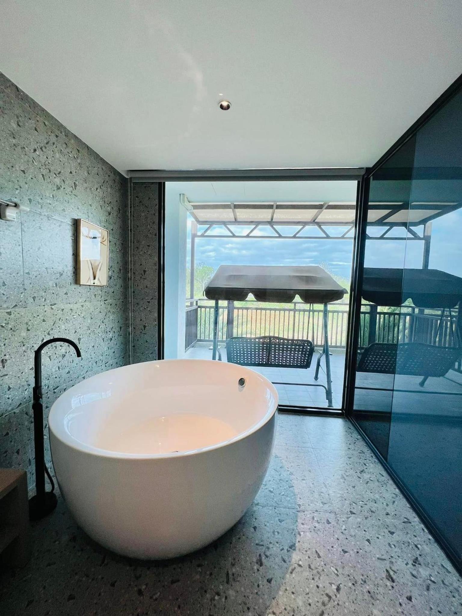 Deluxe Double Room with Balcony and Sea View photo 2